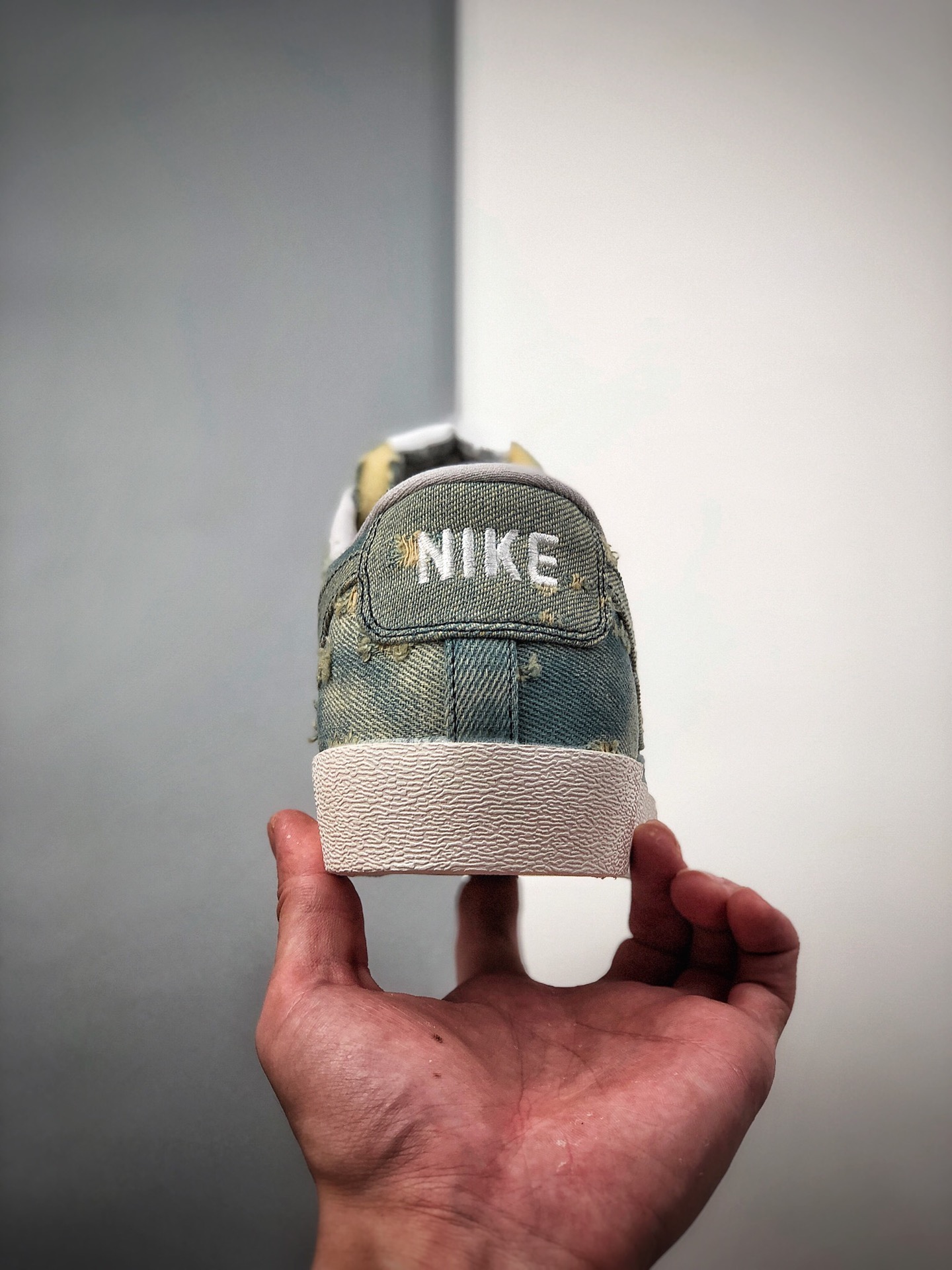 150 NIKE 携手「3×1 右斜纹」为灵感命名的纽约牛仔品牌 3×1 带来两款质感出众的丹宁 Air Force 1 Low 联名新品 905345-403