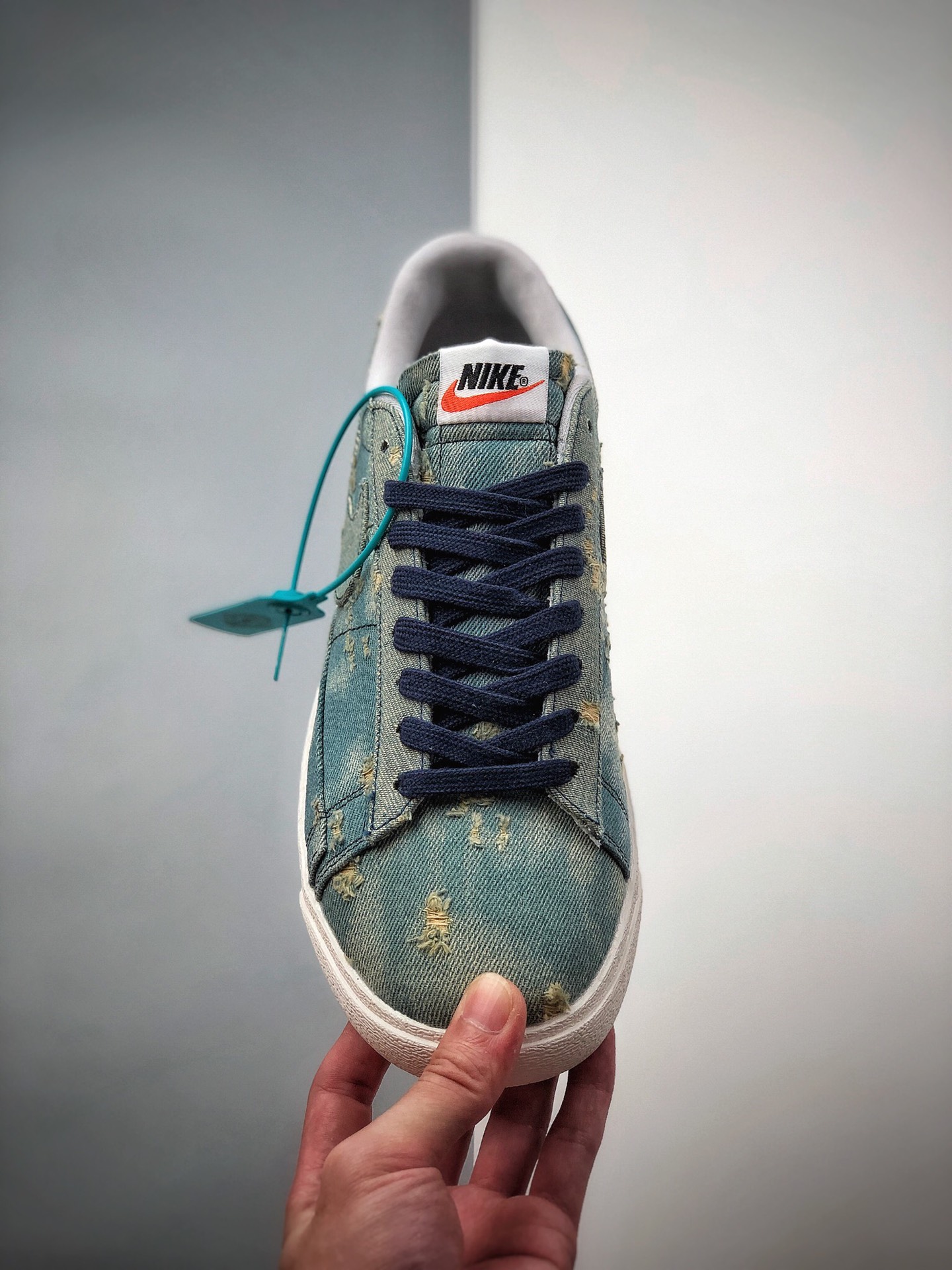 150 NIKE 携手「3×1 右斜纹」为灵感命名的纽约牛仔品牌 3×1 带来两款质感出众的丹宁 Air Force 1 Low 联名新品 905345-403