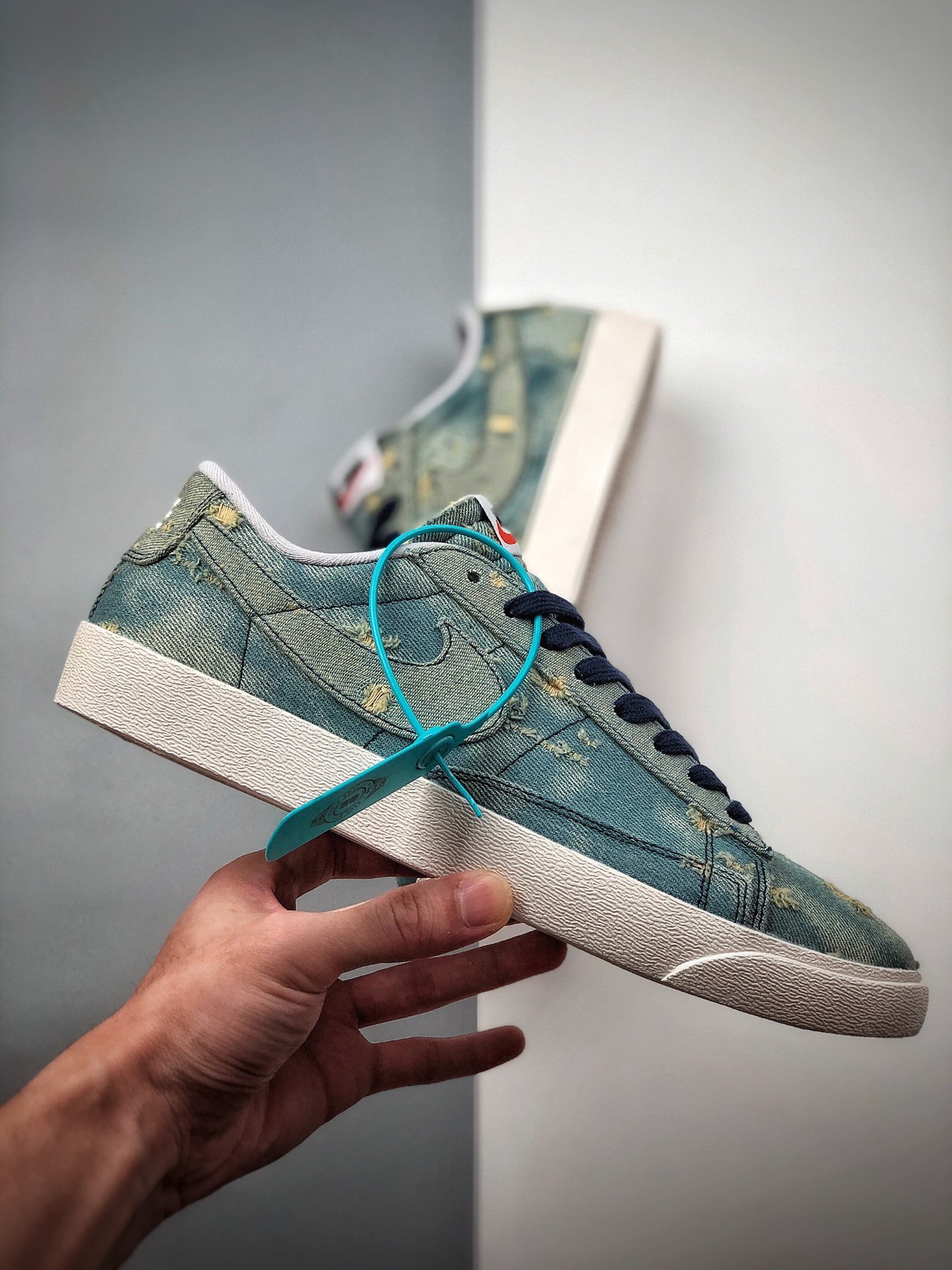 150 NIKE 携手「3×1 右斜纹」为灵感命名的纽约牛仔品牌 3×1 带来两款质感出众的丹宁 Air Force 1 Low 联名新品 905345-403