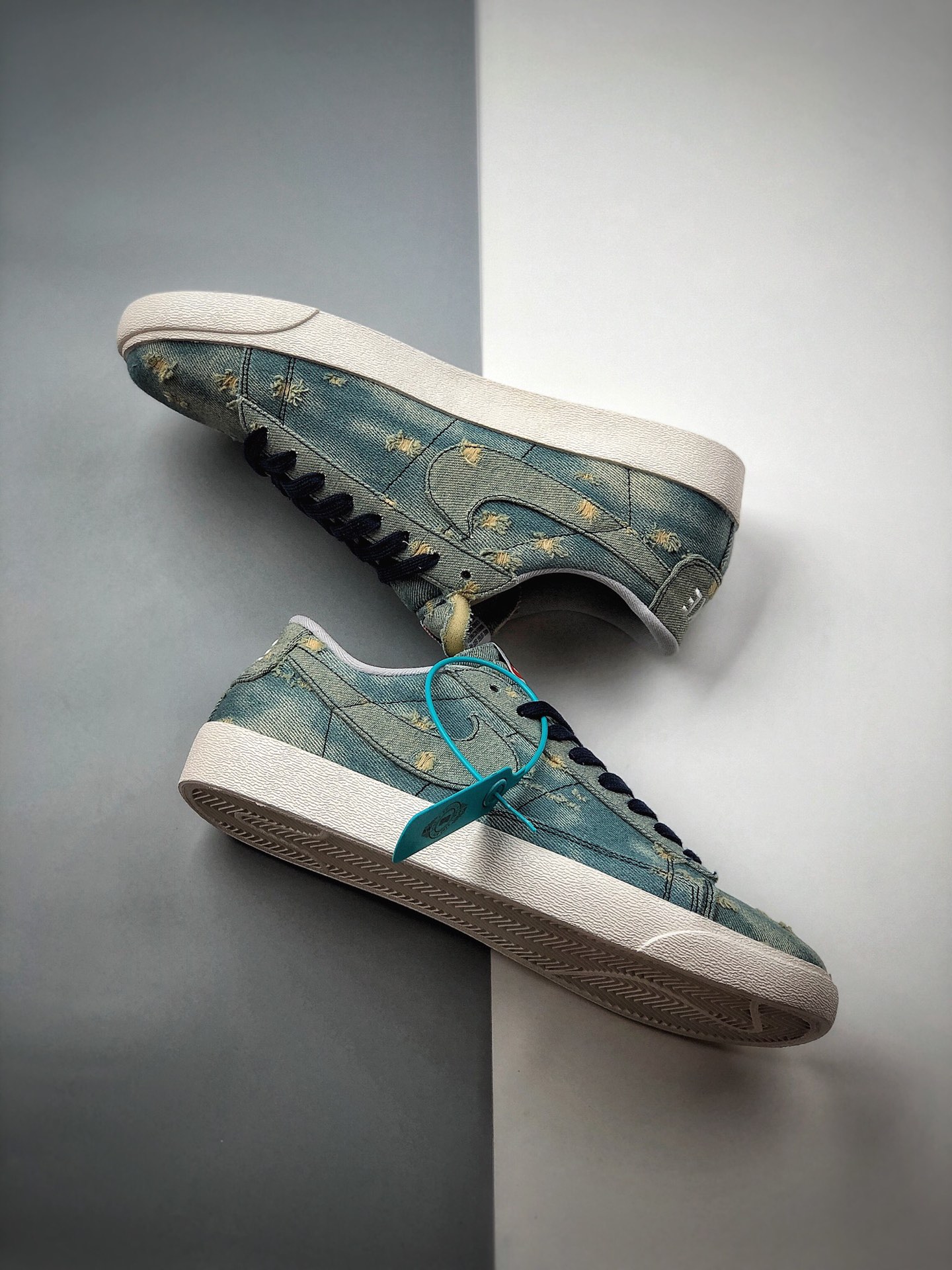 150 NIKE 携手「3×1 右斜纹」为灵感命名的纽约牛仔品牌 3×1 带来两款质感出众的丹宁 Air Force 1 Low 联名新品 905345-403
