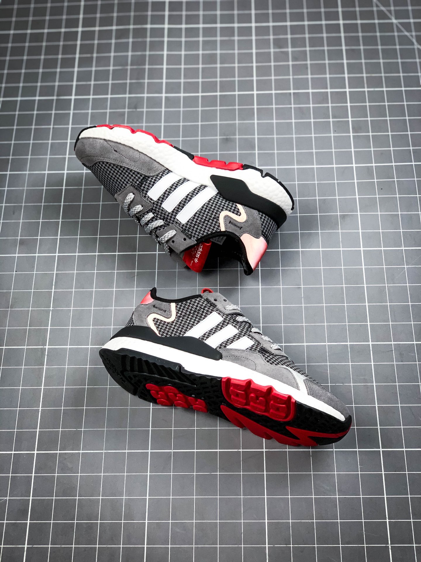 180 AD Nite Jogger 2019 Boost 三叶草 联名夜行者 货号：FV3855