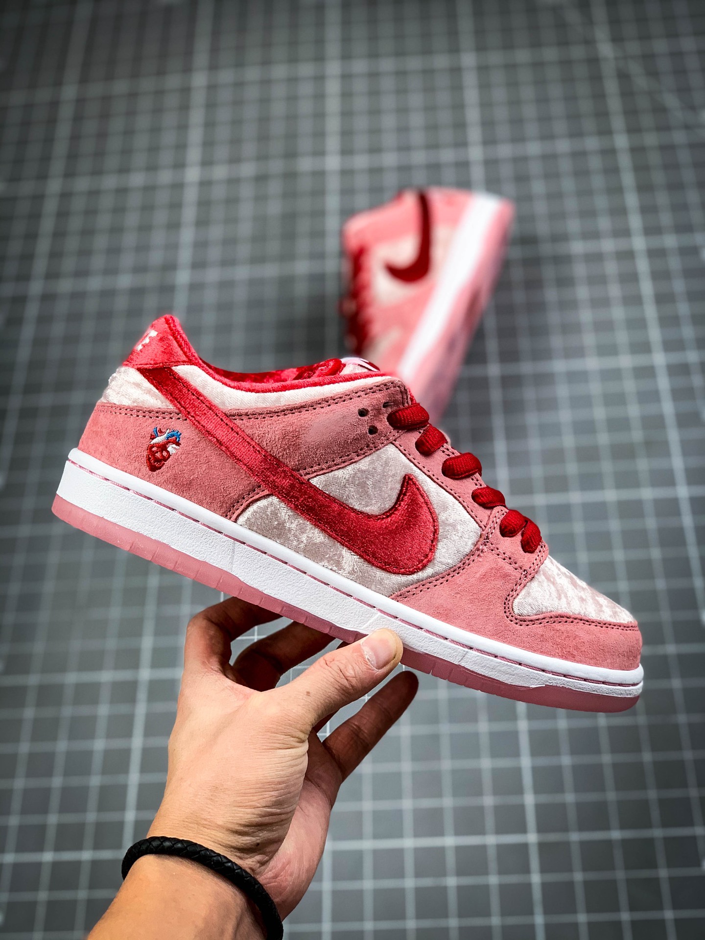 460 纯原版本 StrangeLove x Nike SB Dunk Low ”Valentine's Day”  情人节白粉丝绒 低帮限定休闲运动板鞋 CT2552-800