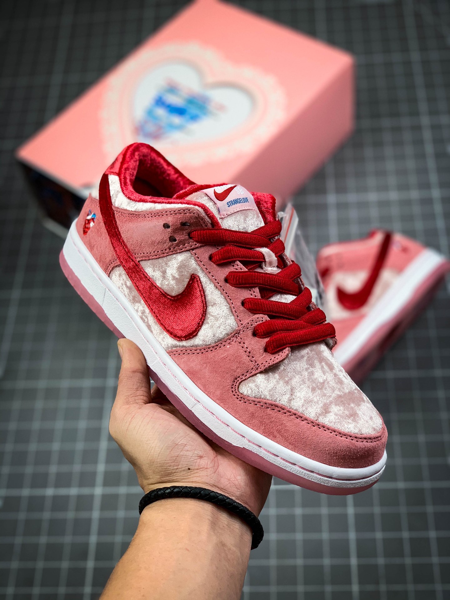 460 纯原版本 StrangeLove x Nike SB Dunk Low ”Valentine's Day”  情人节白粉丝绒 低帮限定休闲运动板鞋 CT2552-800