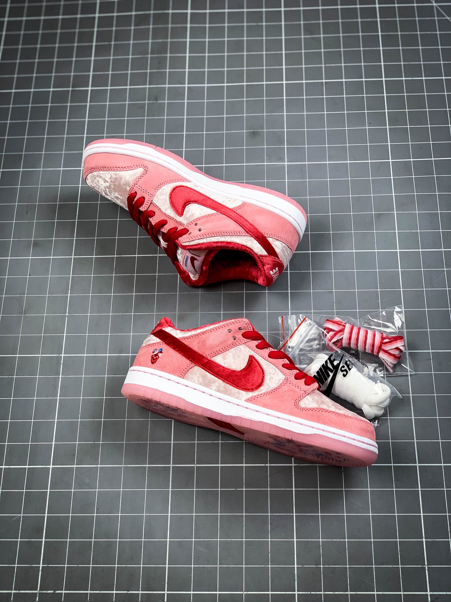 460 纯原版本 StrangeLove x Nike SB Dunk Low ”Valentine's Day”  情人节白粉丝绒 低帮限定休闲运动板鞋 CT2552-800