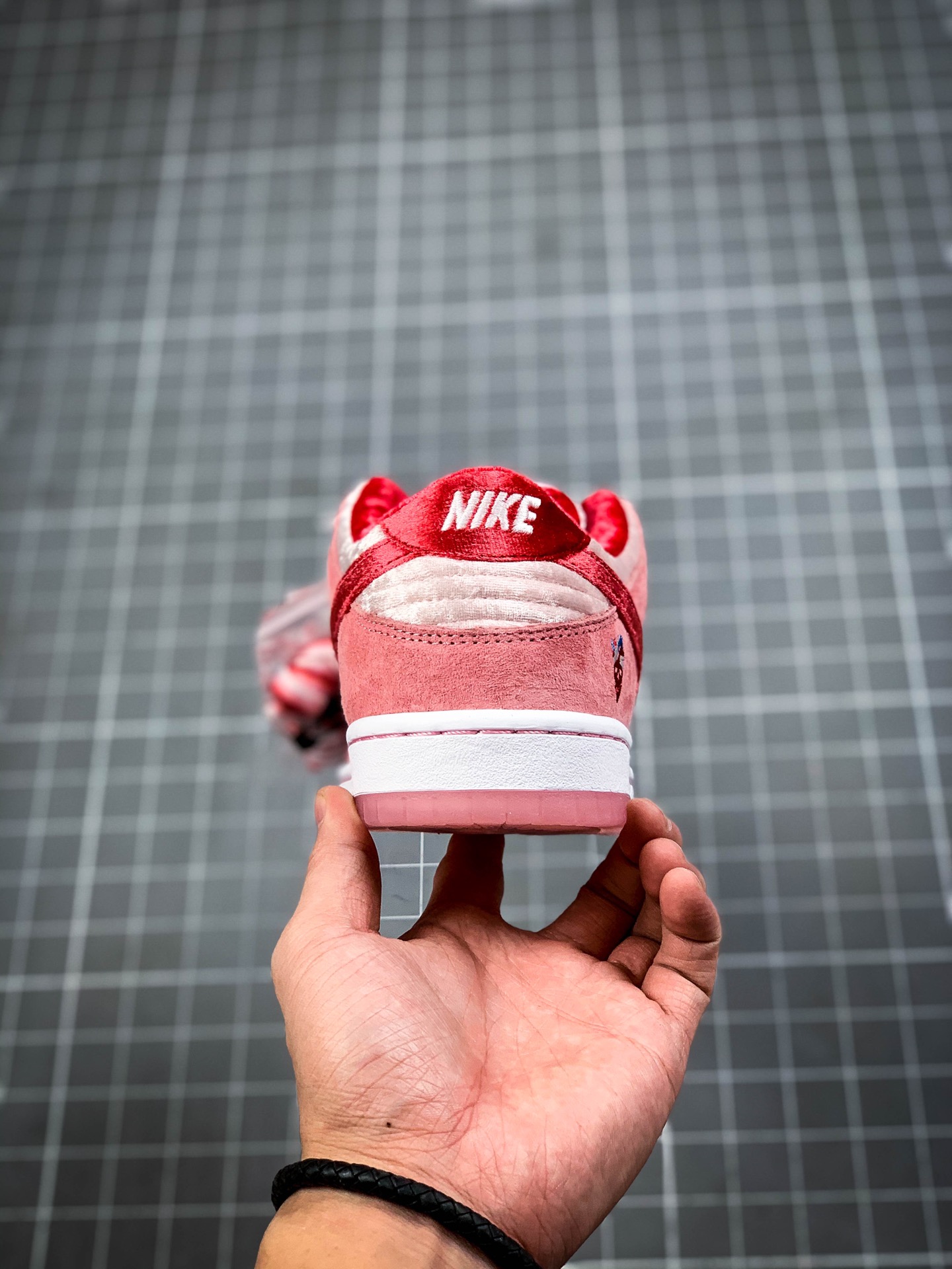 460 纯原版本 StrangeLove x Nike SB Dunk Low ”Valentine's Day”  情人节白粉丝绒 低帮限定休闲运动板鞋 CT2552-800