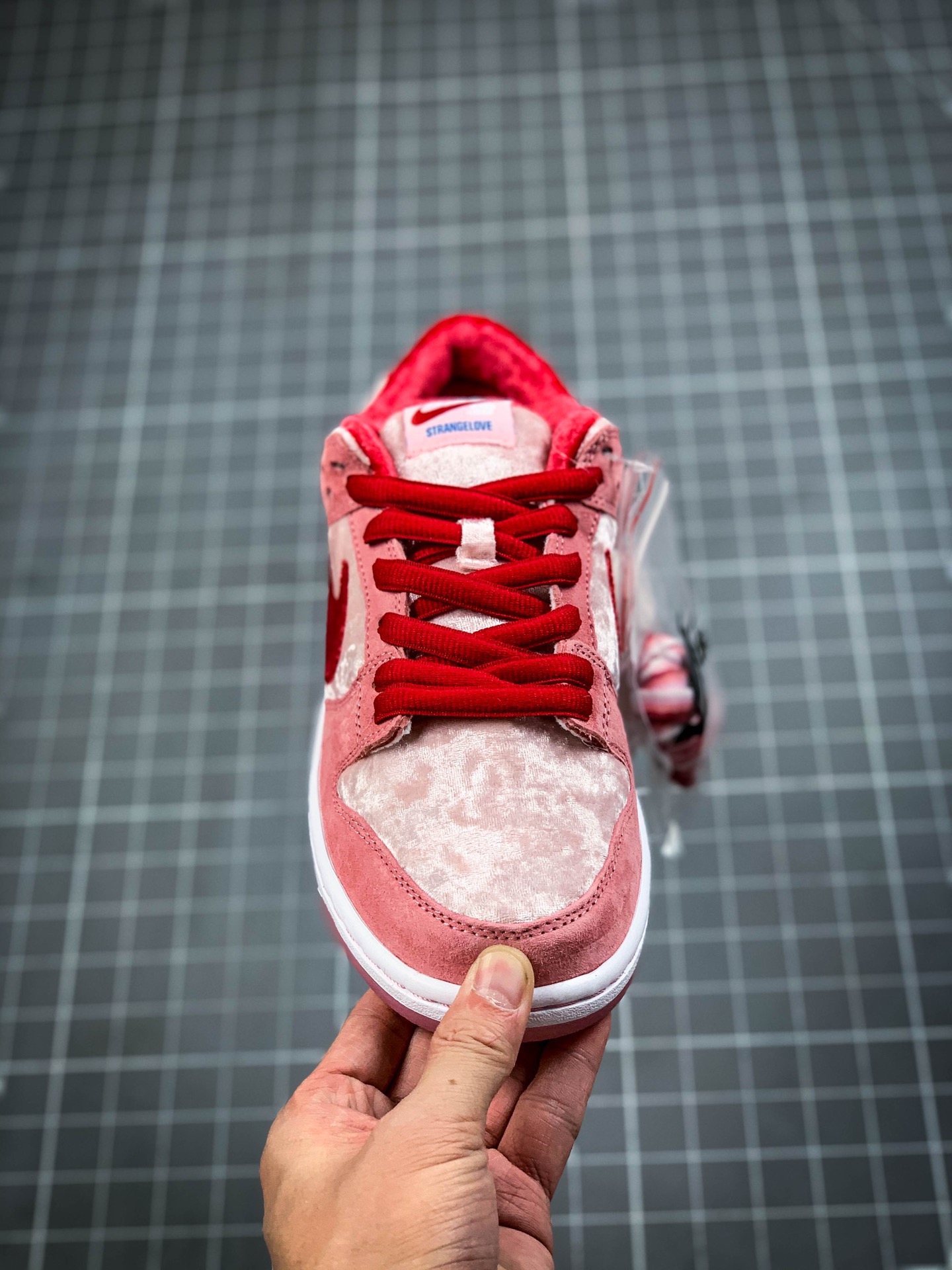 460 纯原版本 StrangeLove x Nike SB Dunk Low ”Valentine's Day”  情人节白粉丝绒 低帮限定休闲运动板鞋 CT2552-800