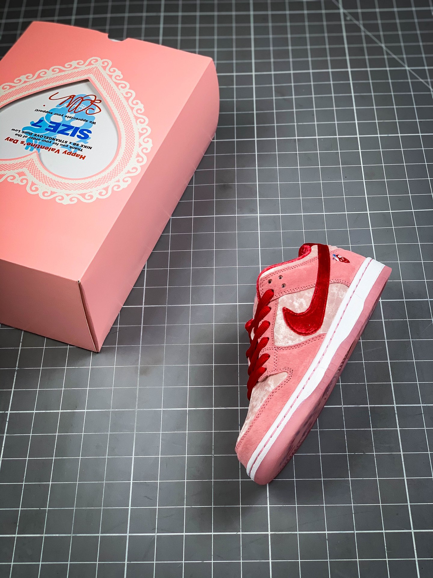 460 纯原版本 StrangeLove x Nike SB Dunk Low ”Valentine's Day”  情人节白粉丝绒 低帮限定休闲运动板鞋 CT2552-800