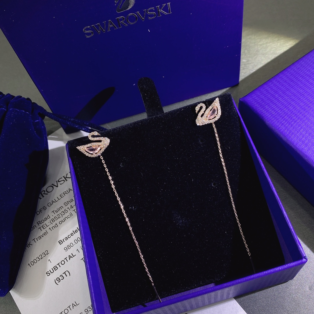 NO:104163,Shi Jia DAZZLING SWAN Romantic Swan Fresh and charming earlines, women's earrings, earrings that will be defeated in 19 years, Swarovski pink crystal swan earrings, gentle and girlish are definitely your favorite!  One pair of wears two-piece earrings can be removed separately into pink goose earrings, and can be installed with earrings to modify the face shape. It can also be worn with one long and one short, making it look different. This earring is so beautiful, Swarovski earrings, stuart weitzman, swarovski, earrings19860909施家DAZZLING SWAN 浪漫天鹅 耳线清新迷人 女耳环耳饰 19年必败的耳环 施华洛世奇粉水晶天鹅耳钉,温柔又少女绝对是你的心头好！一款两戴,耳线可以单独拆下成粉鹅耳钉,又可装上耳线修饰脸型,亦可一长一短的戴法,戴出不同感觉.这款耳环巨推实在是太好看了,施华洛耳钉,stuart weitzman,swarovski,earrings,Jewelry