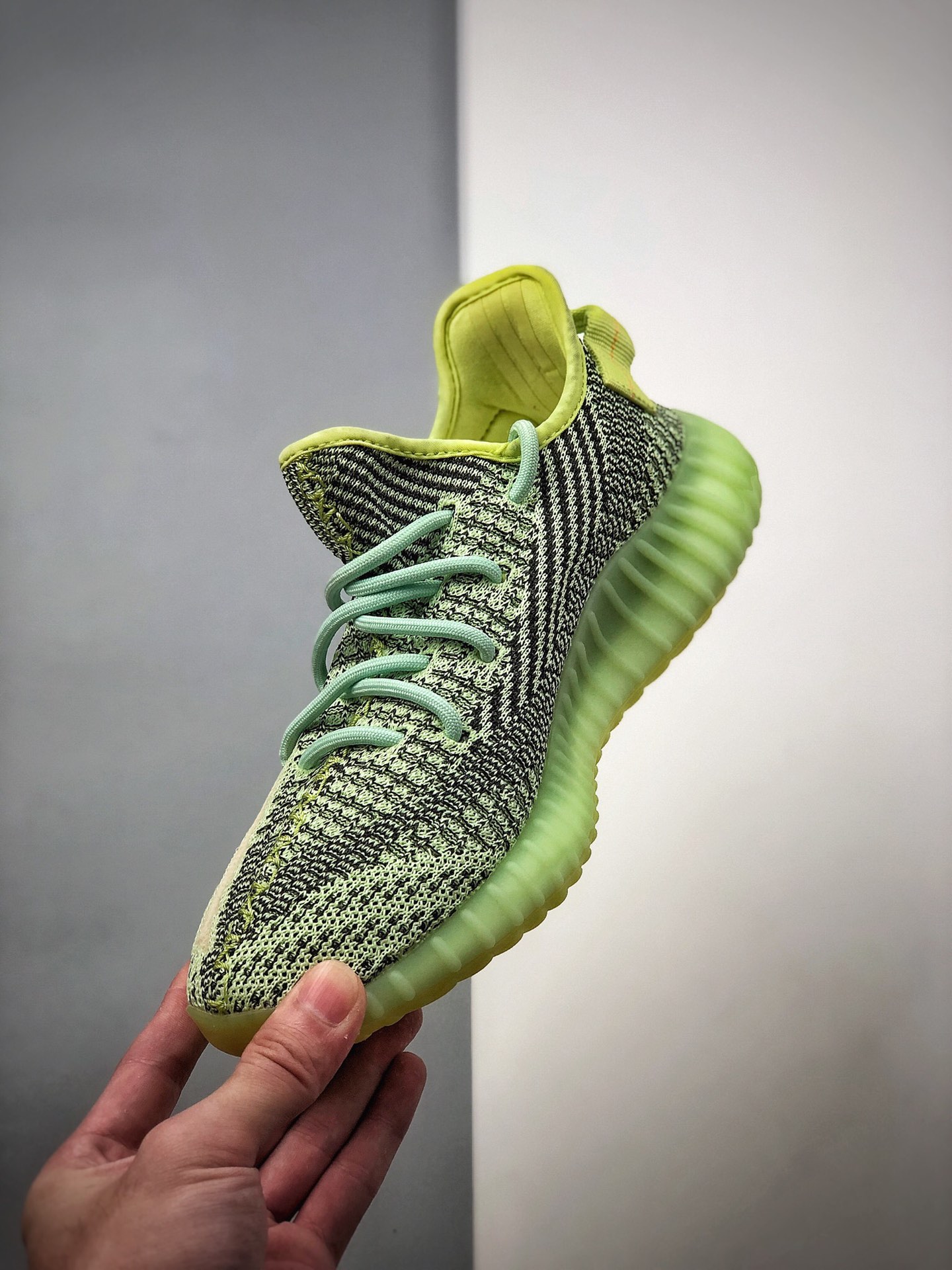 250 Adidas Yeezy 350 Boost V2 太阳黄满天星椰子 货号：FX4130