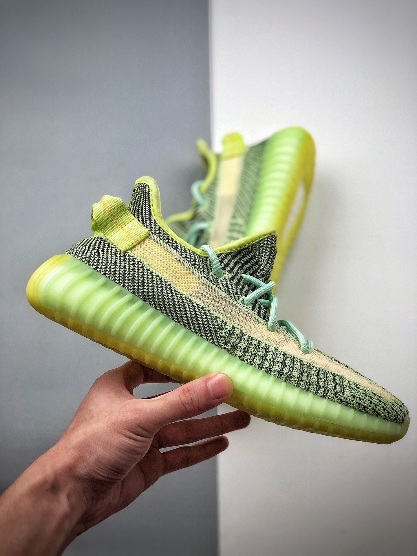250 Adidas Yeezy 350 Boost V2 太阳黄满天星椰子 货号：FX4130