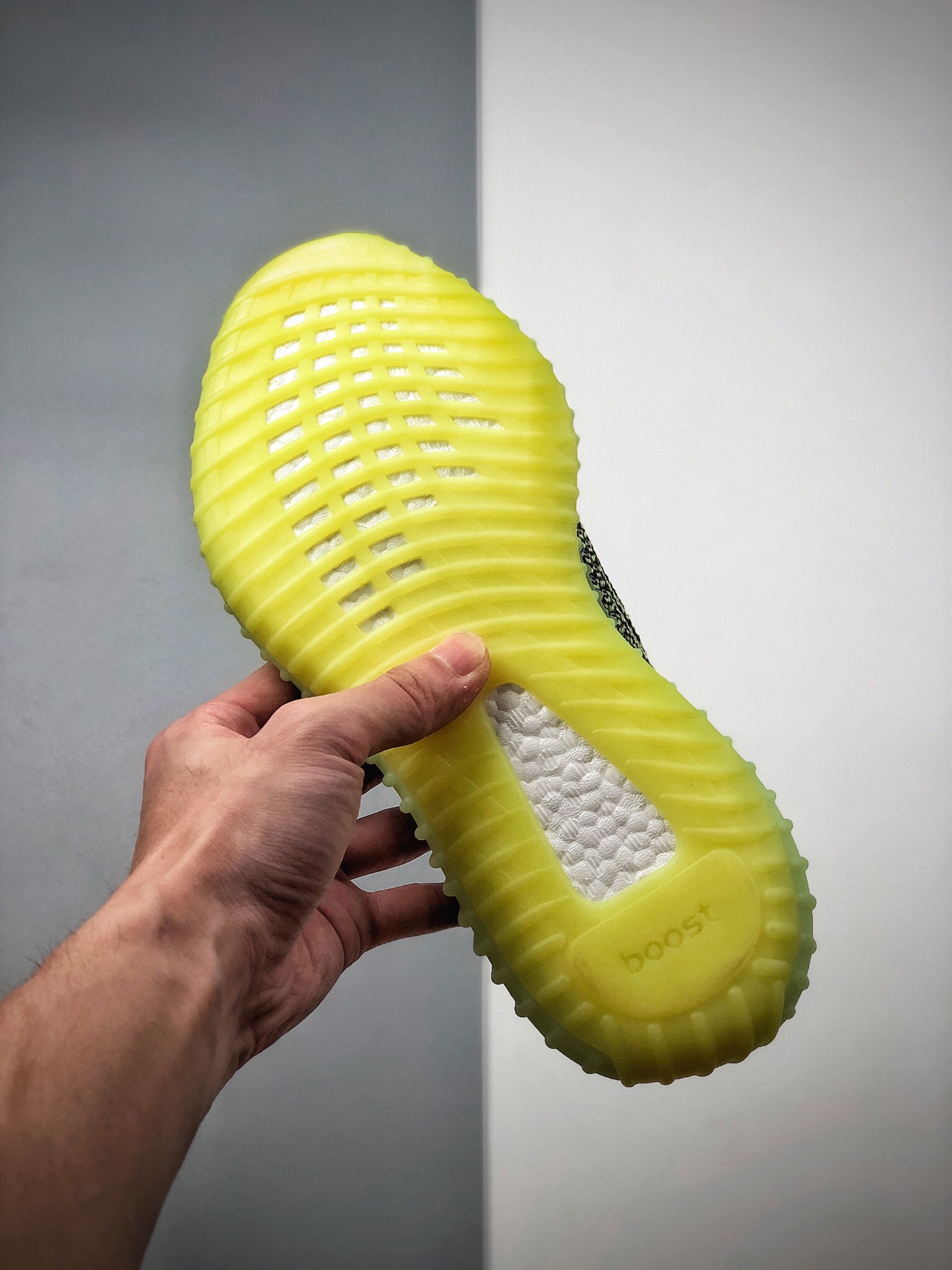 250 Adidas Yeezy 350 Boost V2 太阳黄满天星椰子 货号：FX4130