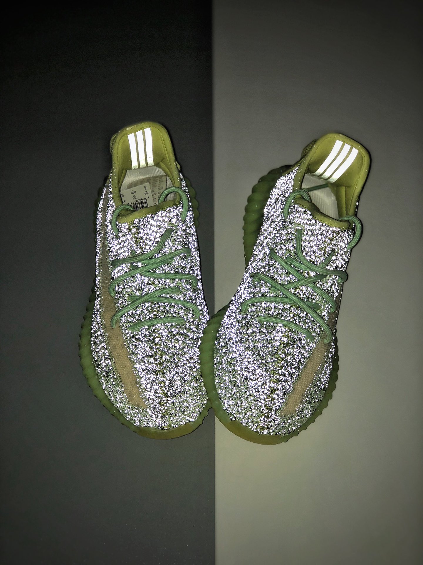 250 Adidas Yeezy 350 Boost V2 太阳黄满天星椰子 货号：FX4130