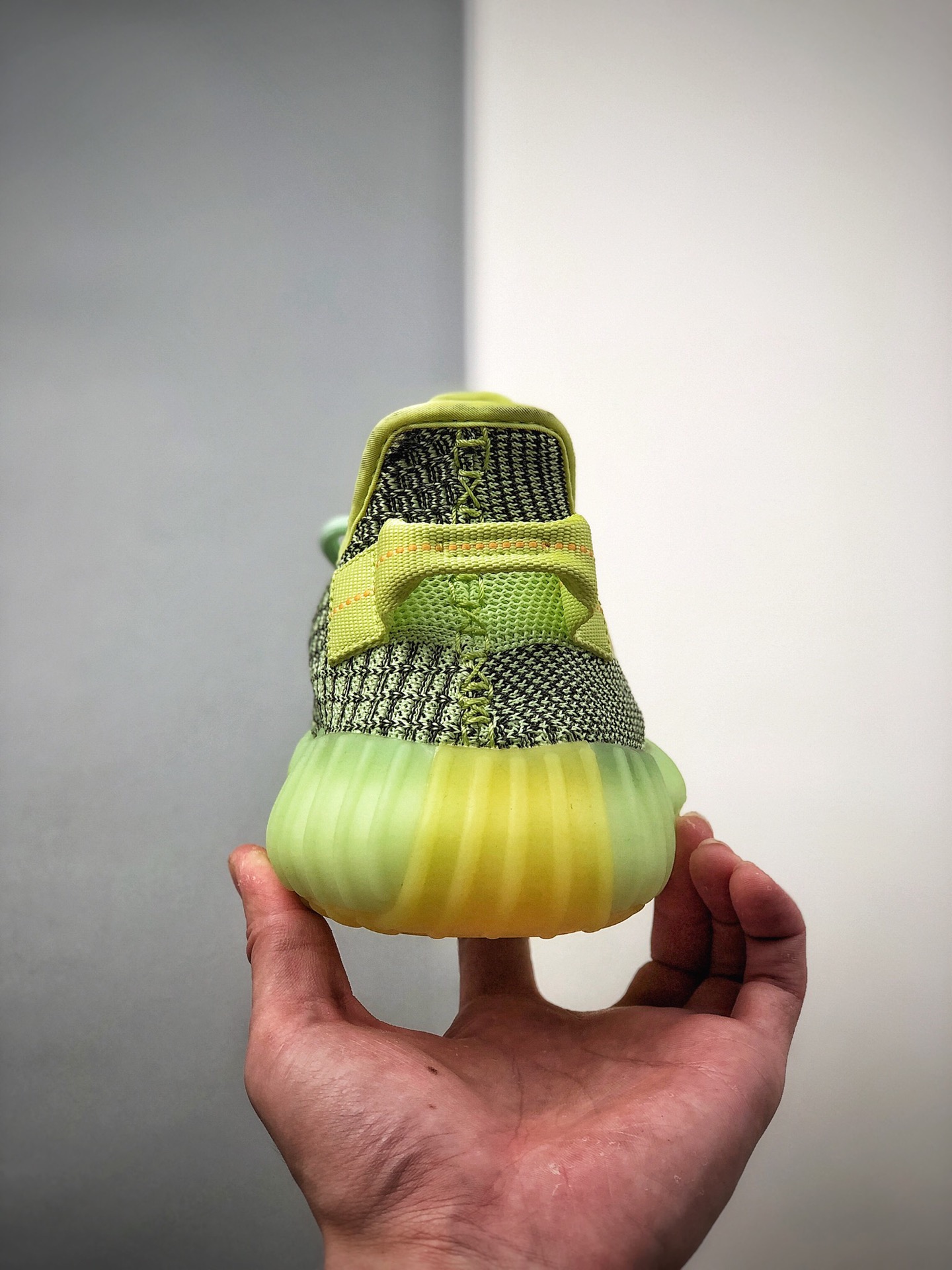 250 Adidas Yeezy 350 Boost V2 太阳黄满天星椰子 货号：FX4130