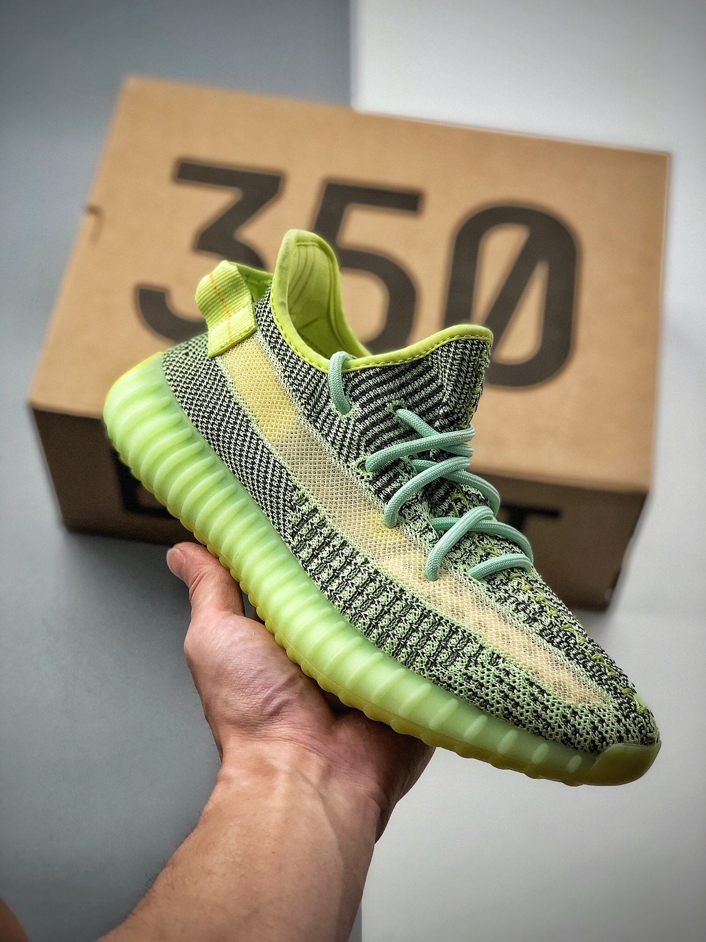 250 Adidas Yeezy 350 Boost V2 太阳黄满天星椰子 货号：FX4130