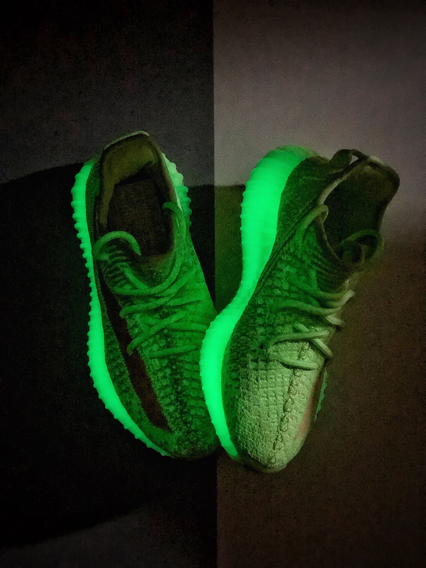 250 公司级 400以下绝无对手 #Adidas Yeezy 350 Boost V2 夜绿光 货号：EG5293