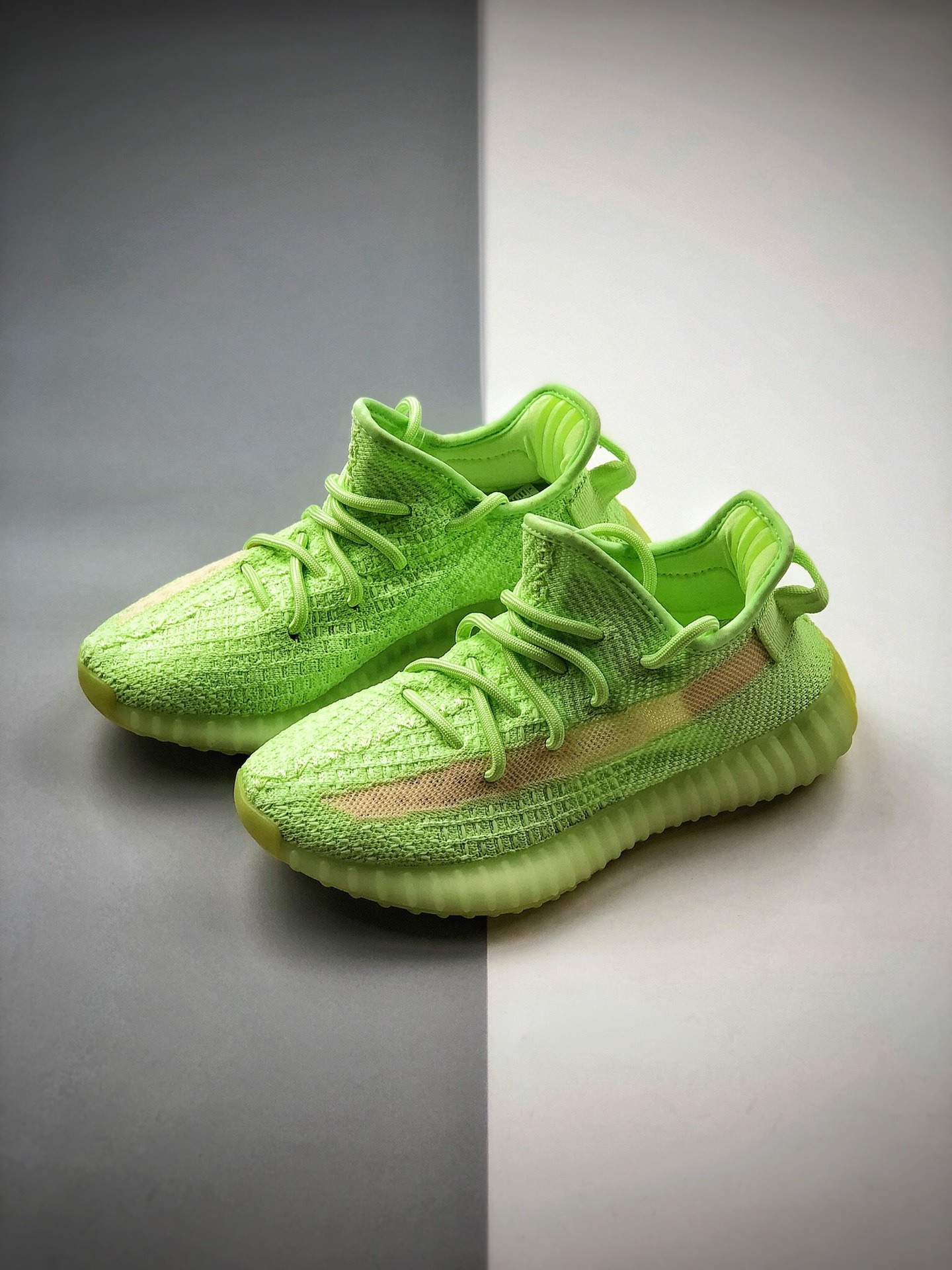 250 公司级 400以下绝无对手 #Adidas Yeezy 350 Boost V2 夜绿光 货号：EG5293