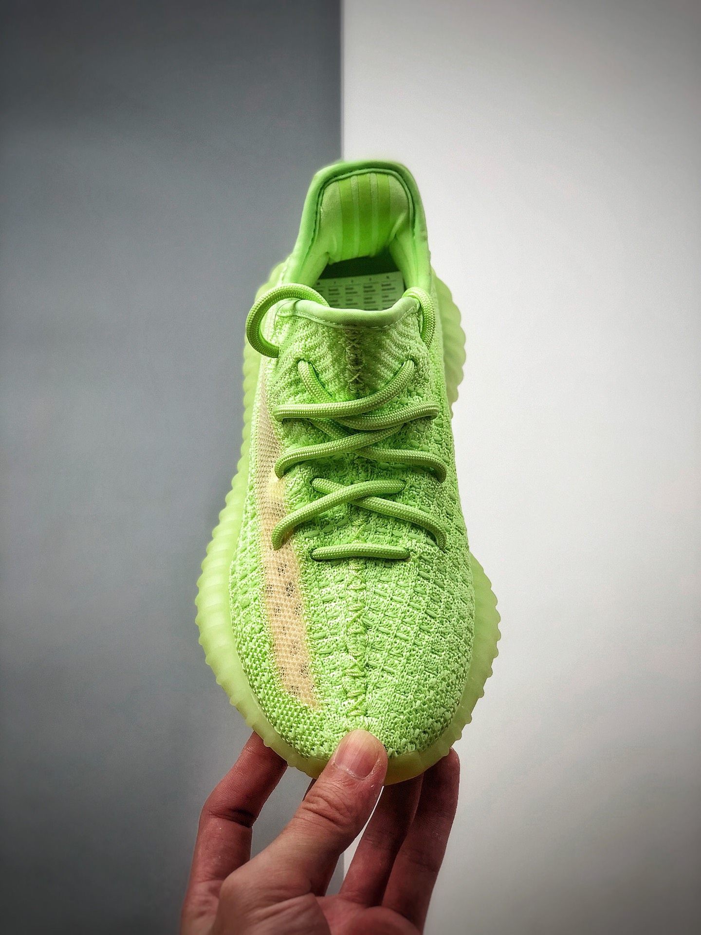 250 公司级 400以下绝无对手 #Adidas Yeezy 350 Boost V2 夜绿光 货号：EG5293