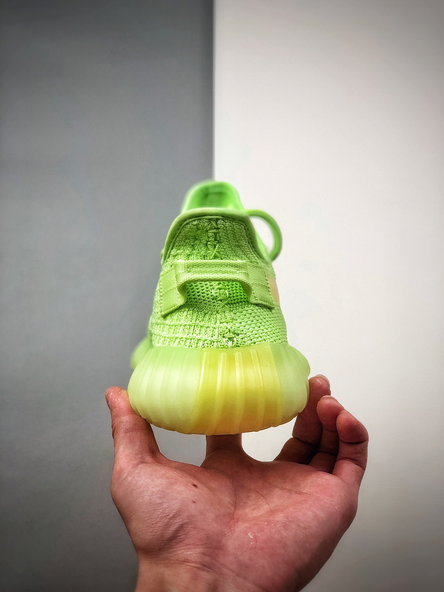 250 公司级 400以下绝无对手 #Adidas Yeezy 350 Boost V2 夜绿光 货号：EG5293
