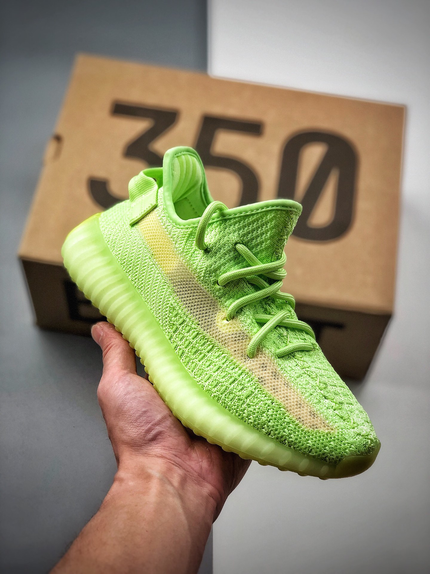 250 公司级 400以下绝无对手 #Adidas Yeezy 350 Boost V2 夜绿光 货号：EG5293