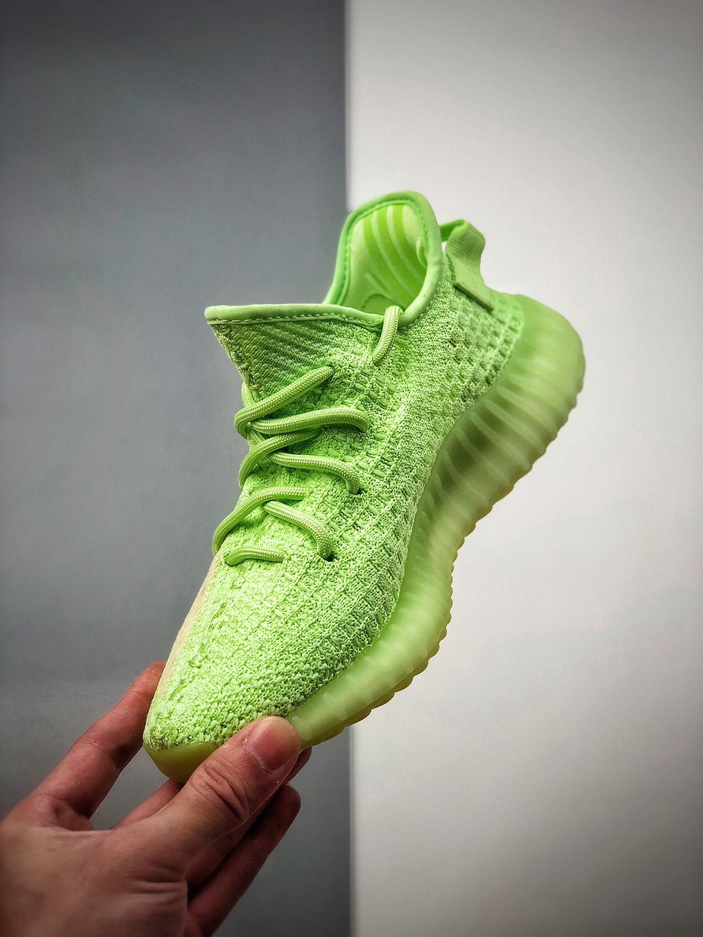 250 公司级 400以下绝无对手 #Adidas Yeezy 350 Boost V2 夜绿光 货号：EG5293