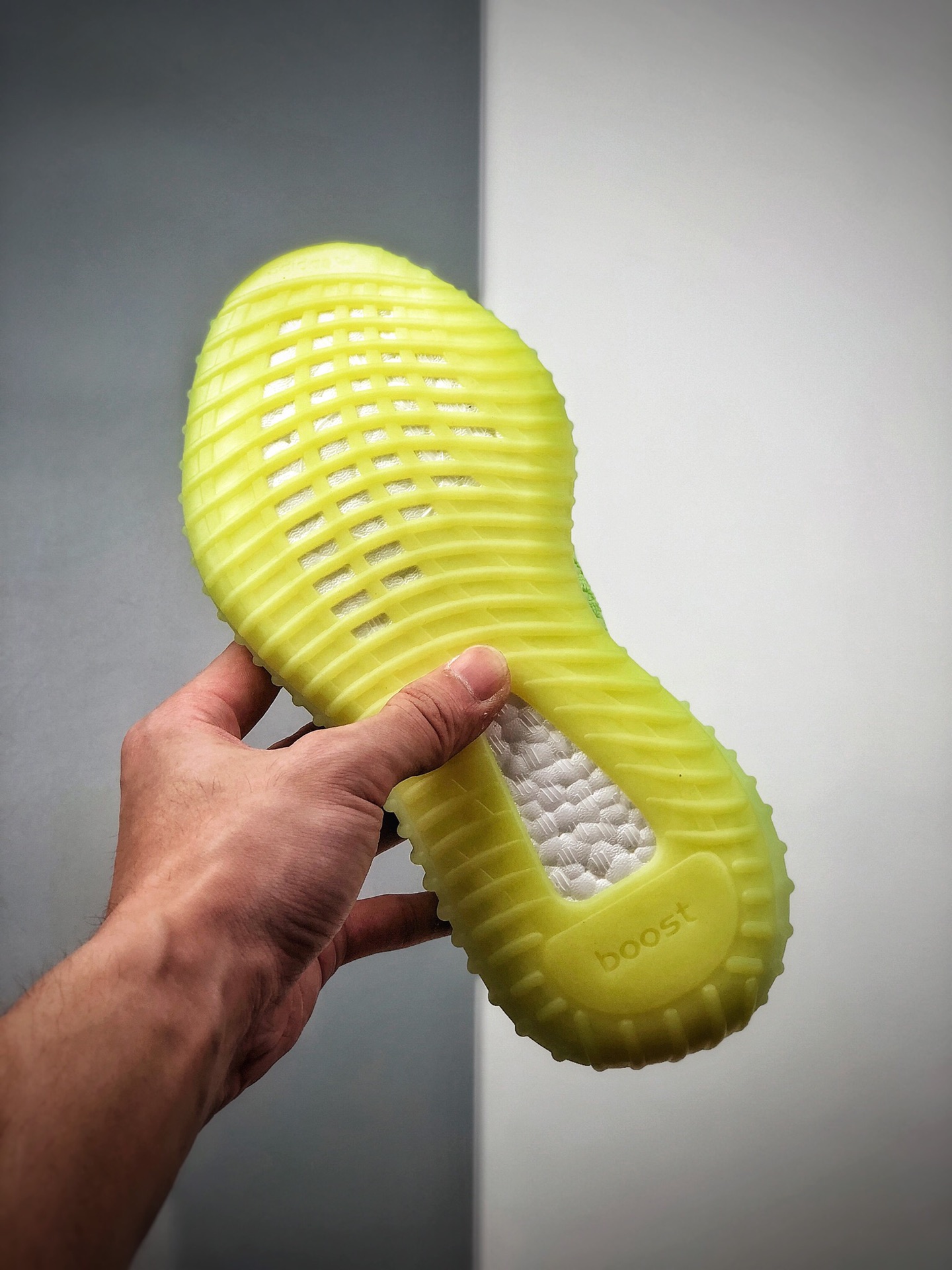 250 公司级 400以下绝无对手 #Adidas Yeezy 350 Boost V2 夜绿光 货号：EG5293