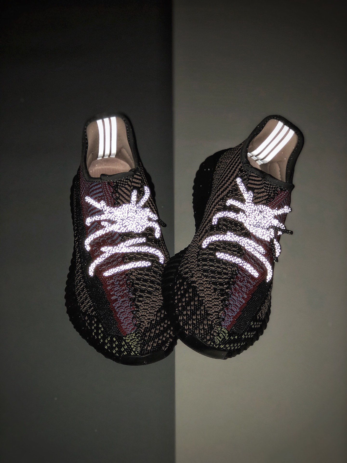 250 400以下绝无对手 #Adidas Yeezy 350 Boost V2 羽毛黑  货号：FW5190
