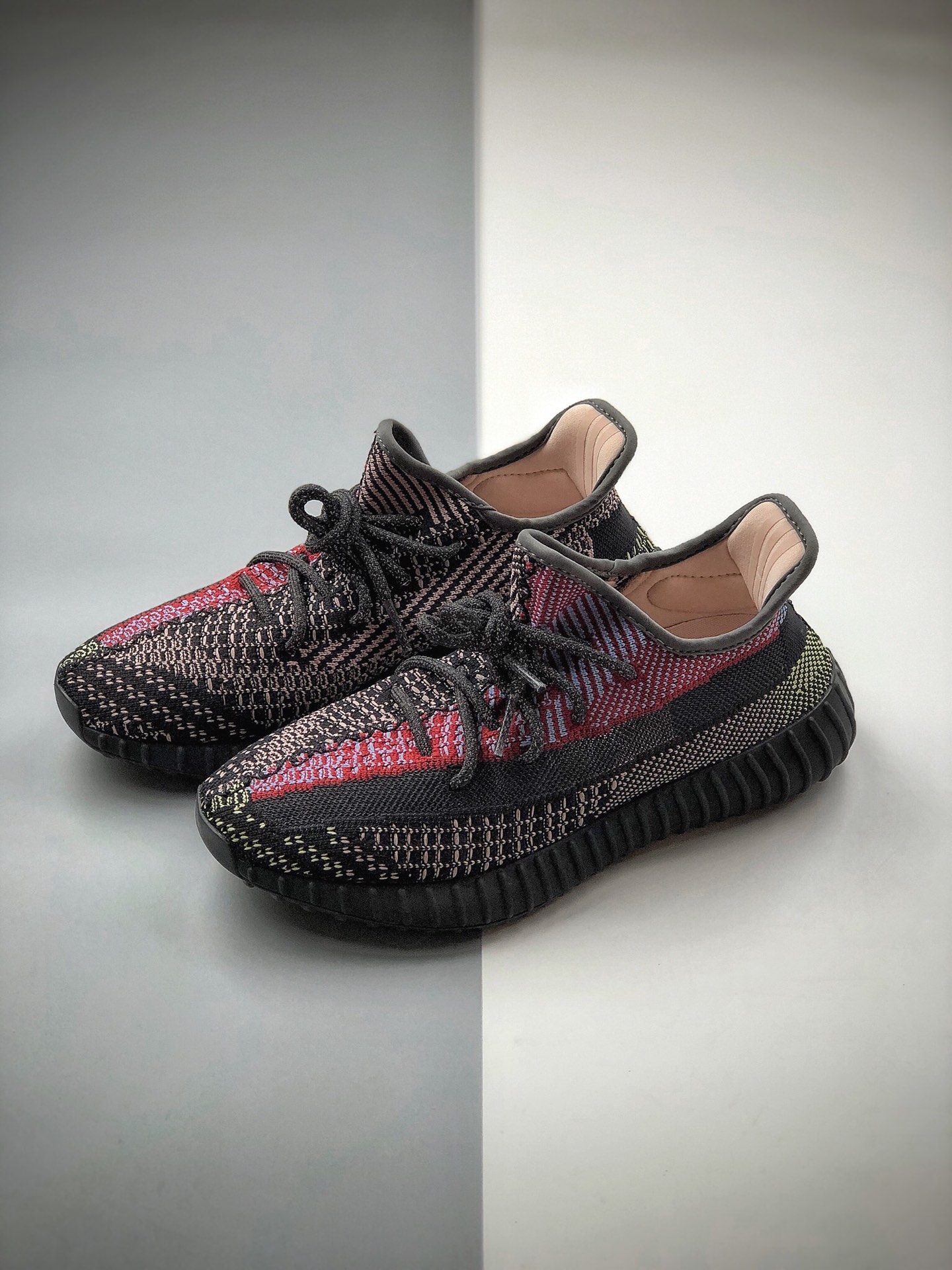 250 400以下绝无对手 #Adidas Yeezy 350 Boost V2 羽毛黑  货号：FW5190
