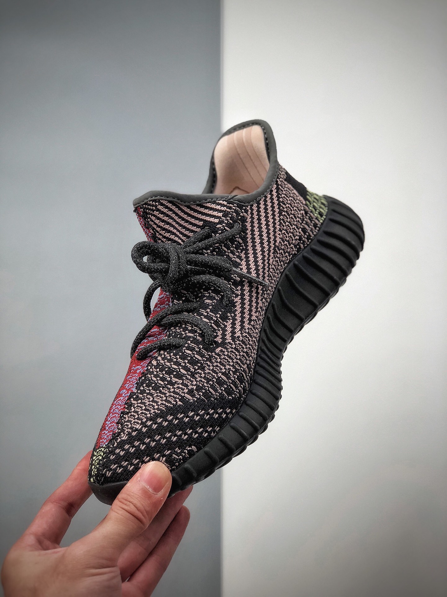 250 400以下绝无对手 #Adidas Yeezy 350 Boost V2 羽毛黑  货号：FW5190