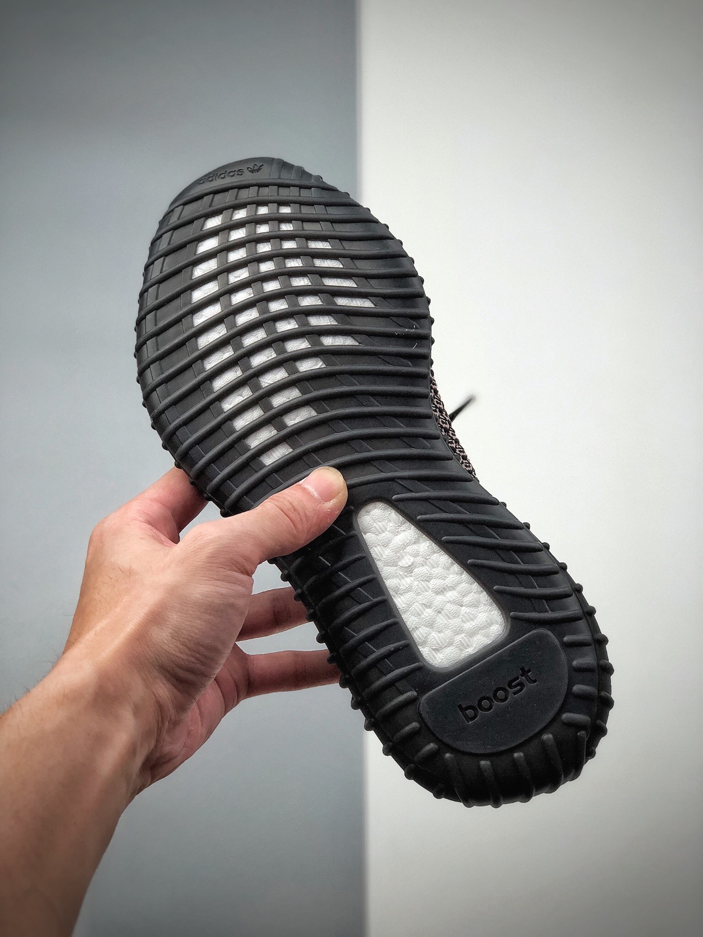 250 400以下绝无对手 #Adidas Yeezy 350 Boost V2 羽毛黑  货号：FW5190