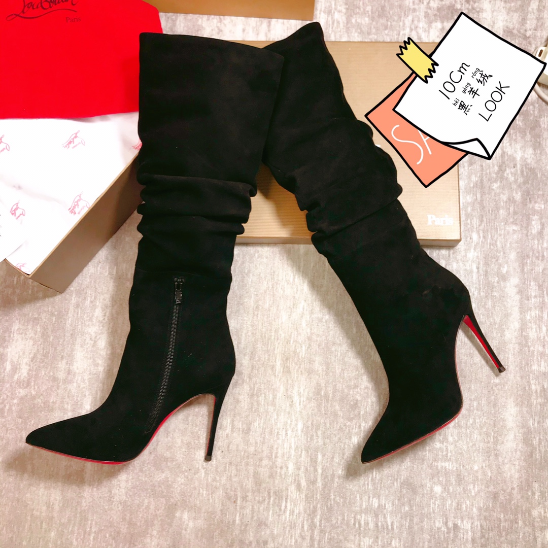 NO:337052,High-end customized autumn and winter boot series!  H10Cm, size 34-43. Private mold trademark zipper 980.902-017 Black sheep pendant wrinkled. Sheepskin, leather big sole. Official website synchronization. 16-inch boots Standard European size Reference:902-017 Color:black Material:veau velours Lining:goat leather Heel height:10Cm Sole:leather sole Size:EUR 34-43 (US 4-11):980,,christian louboutin,boots,sheepskin,sheep,Leather soles19860909高端订制 秋冬靴系列！ H10Cm,尺码34-43码.私模商标拉链 980.902-017黑羊猄打皱.羊皮里,真皮大底.官网同步.16寸长靴 标准欧码 Reference:902-017 Color:black Material:veau velours Lining:goat leather Heel heigh:10Cm Sole:leather sole Size:EUR 34－43（US 4一11) :980,,christian louboutin,boots,sheepskin,sheep,Leather soles,Women's Shoes