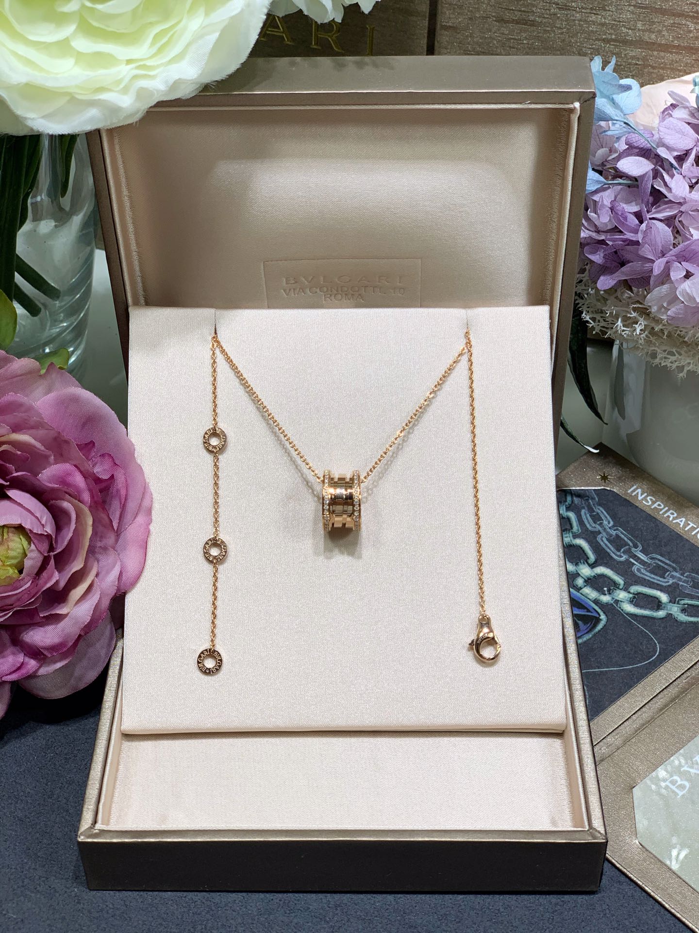 NO:634886,88280, synchronized with the ZG updated version, the thicker and more weighty version of the world is coming [real precision purchase developed by Z] large quantity consultation customer service [classic B.zero series necklace] needless to say the classic level, the popular Roman design, the upper body is very noble and temperament, we agree Z, classic jewelry level development, you can feel it by looking at the picture, it is really very detailed. In terms of material, we electroplated thick gold 1 microphone, in order to achieve the Z effect, the springs are all  It is developed by disassembling and individually customized. The main part is CNC carved. The thread body is full of three-dimensionality. You can pinch the spring to overlap perfectly. You can see the overall effect by looking at the picture. Logo and lettering are clichés. We do not need to describe too much when we make B products. Everyone knows it. They are all taken at 30 times magnification. Only those who are confident dare to zoom in. The highest-definition real shot on the entire network is here. I hope you can feel the quality. Necklace, Cartier high-end jewelry1986090988280,同步ZG更新版本,更厚实更有重量感的灭世版本来袭【真正精工购入Z开发的】量大咨询客服【经典B.zero系列项链】经典程度无需多言,万众青睐的罗马设计,上身非常高贵气质我们一致Z,经典珠宝级别开发,看图片你们就可以感受出来,真的非常细致材质方面我们电镀厚金1咪,为了达到Z的效果,弹簧都是拆件研发,单独定制,主件采用CNC精雕,螺纹体立体感十足,捏一下弹簧可以完美重叠,看图片就能看得出来整体效果,logo刻字这些老生常谈,我们做B家货不要多描述,大家都很清楚了,都是放大了30倍拍的,有信心才敢放大全网最高清实拍就在这里了,希望你们可以感受到品质,,necklace,卡迪亚高端饰品,Jewelry