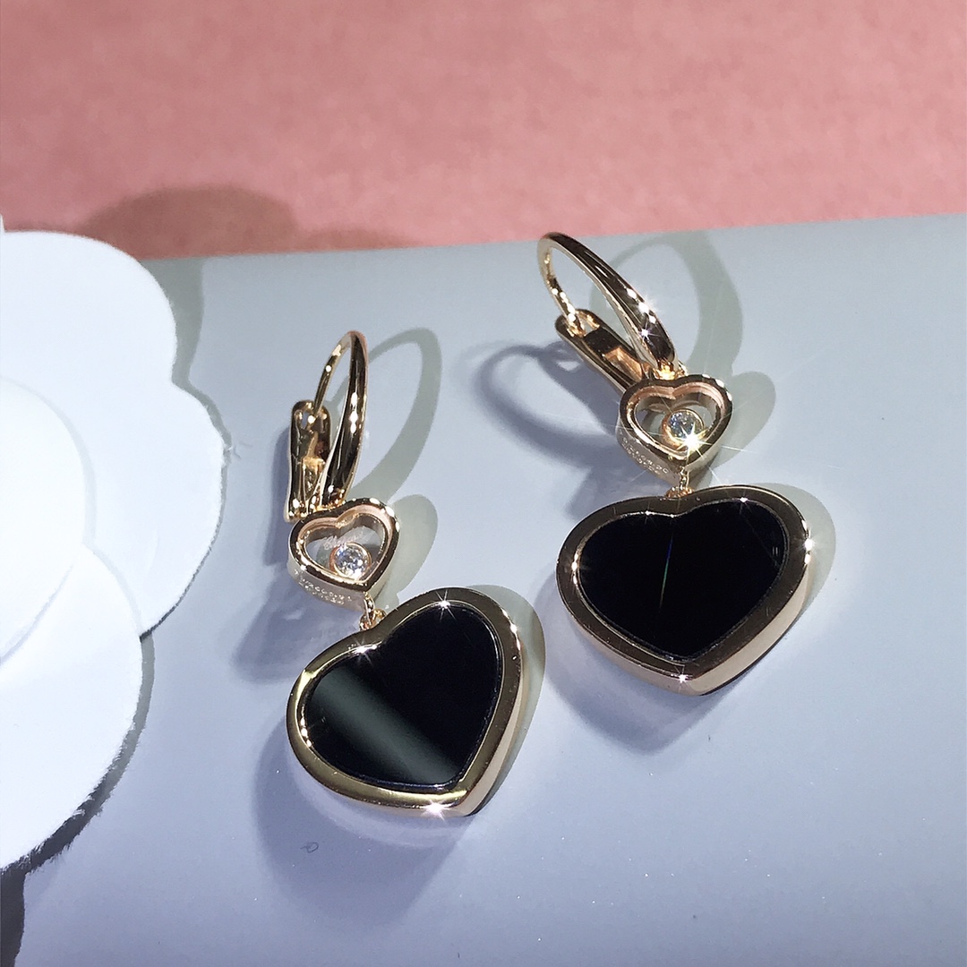 NO:634291,Chopard Hay Hearts series, the hearts are not ordinary glass, we have the same sapphire glass lens as Z, the same sapphire mirror used in high-end watches, which is super wear-resistant and more translucent than ordinary glass. The hearts are CNC carved, very three-dimensional and clean, with super prominent texture, complete details and stamps, 88320,,chopard,Cardia high-end jewelry19860909萧邦Hay Hearts系列 心上不是普通玻璃,我们是跟Z一样的蓝宝石玻璃镜片,跟高端手表用的一样的蓝宝石镜面,超级耐磨而且比普通玻璃更透光,心是CNC精雕成型,非常立体干净质感超级凸显,细节,字印钢印全齐,88320,,chopard,卡迪亚高端饰品,Jewelry