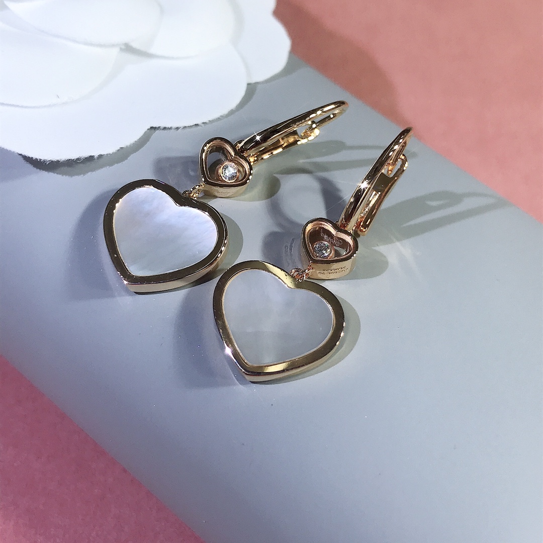 NO:634293,Chopard Hay Hearts series, the hearts are not ordinary glass, we have the same sapphire glass lens as Z, the same sapphire mirror used in high-end watches, which is super wear-resistant and more translucent than ordinary glass. The heart is CNC carved, very three-dimensional and clean, with super prominent texture, complete details and lettering stamps, ready for sale...88320,,chopard,Cardia high-end jewelry19860909萧邦Hay Hearts系列 心上不是普通玻璃,我们是跟Z一样的蓝宝石玻璃镜片,跟高端手表用的一样的蓝宝石镜面,超级耐磨而且比普通玻璃更透光,心是CNC精雕成型,非常立体干净质感超级凸显,细节,字印钢印全齐,现货……88320,,chopard,卡迪亚高端饰品,Jewelry