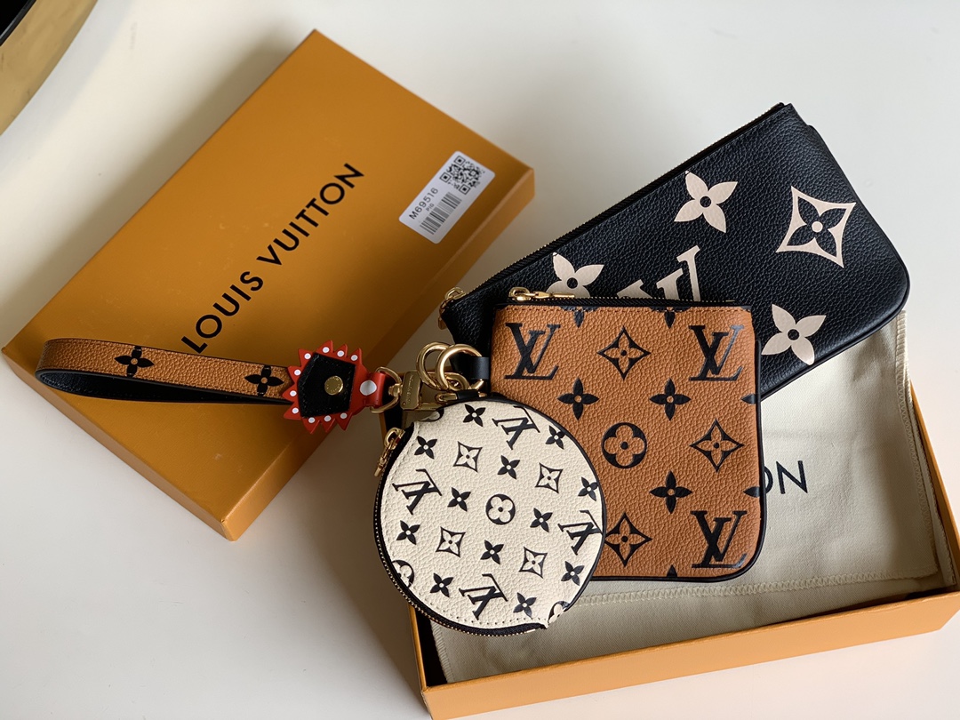 NO:396084,【Exclusive real photo M69516】Posette Trio, updated in line with the 'LV Crafty' series of products, is expanded on Pretaporte, jewelry and leather products. This is a set of three porches, printed on single gram patterns of different sizes and colors on single gram Antel leather. Needless to say, a makeup bag that can store essentials separately, not only can be handheld with a watch strap, but can also be installed on bags and belts. Size: 19.5 x 11.5 x 3.0 cm Z.,LV 【Original Leather】,louis vuitton,cosmetic bags & cases19860909【独家实拍M69516】Posette Trio”,与“LV克拉夫蒂”系列产品相适应地更新,在Pretaporte、饰品和皮革产品上展开.这是一套三个门廊,用不同尺寸和颜色的单克图案打印在单克安特尔皮革上.自不必说,可以单独收纳必需品的化妆包,不仅可以用表带手持,还可以安装在包和皮带上使用.尺寸: 19.5 x 11.5 x 3.0 cm Z.,LV【原厂皮】,louis vuitton,cosmetic bags & cases,Bag