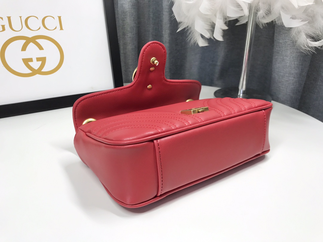 Gucci GG Marmont 小号 美しいレザー バッグ