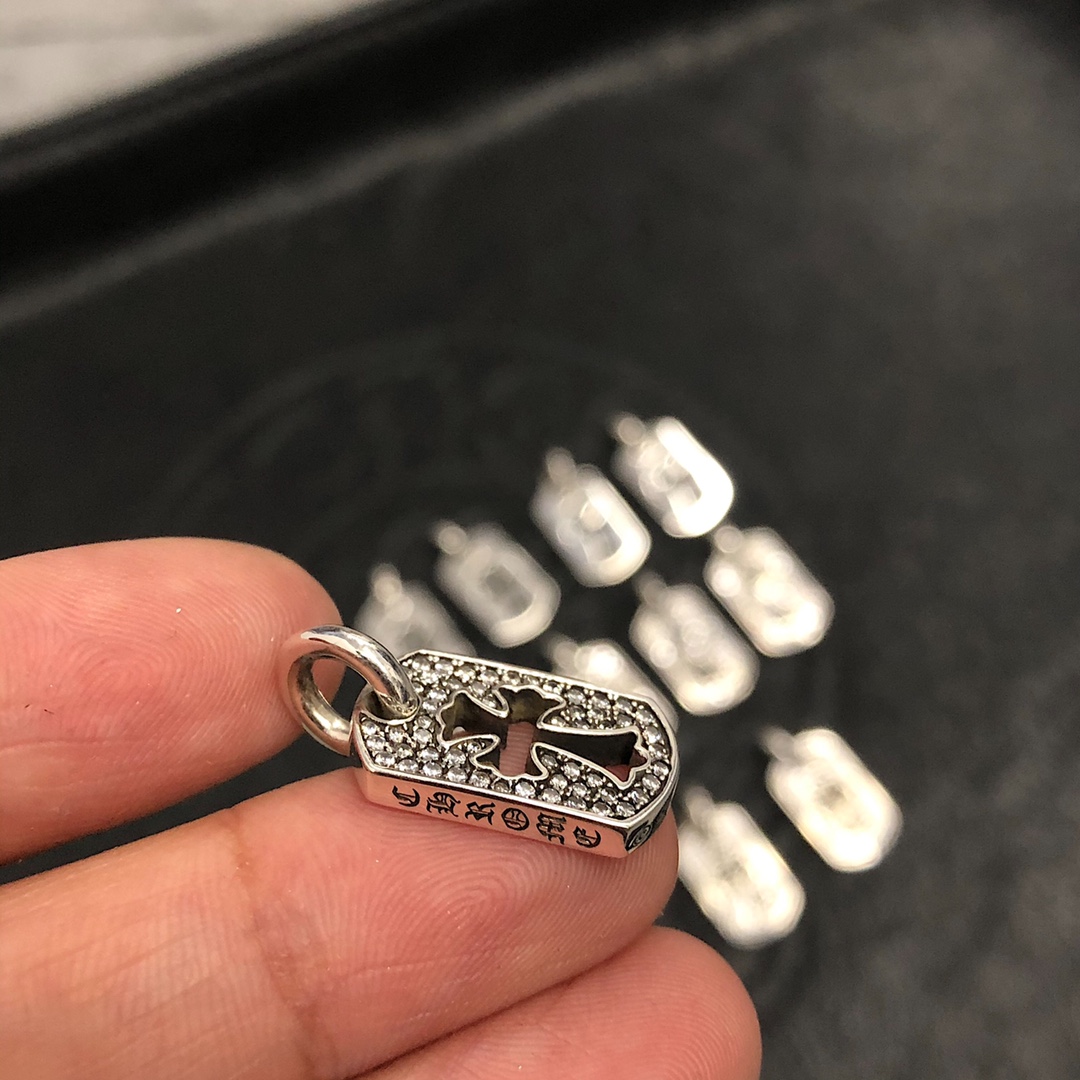 Chrome Hearts 新品上架𝗖𝗵𝗿𝗼𝗺𝗲 𝗛𝗲𝗮𝗿𝘁𝘀 克罗心小方牌项链