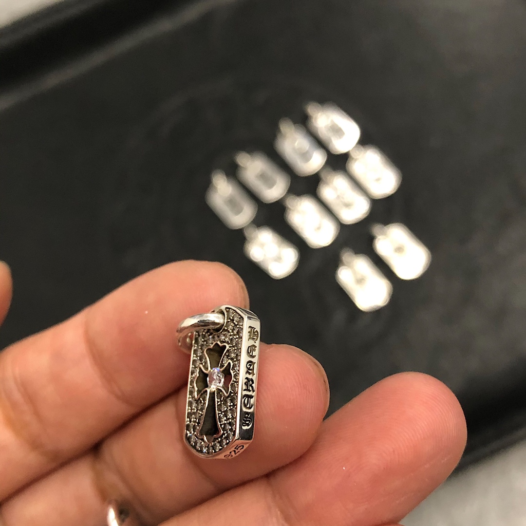Chrome Hearts 新品上架𝗖𝗵𝗿𝗼𝗺𝗲 𝗛𝗲𝗮𝗿𝘁𝘀 克罗心小方牌项链