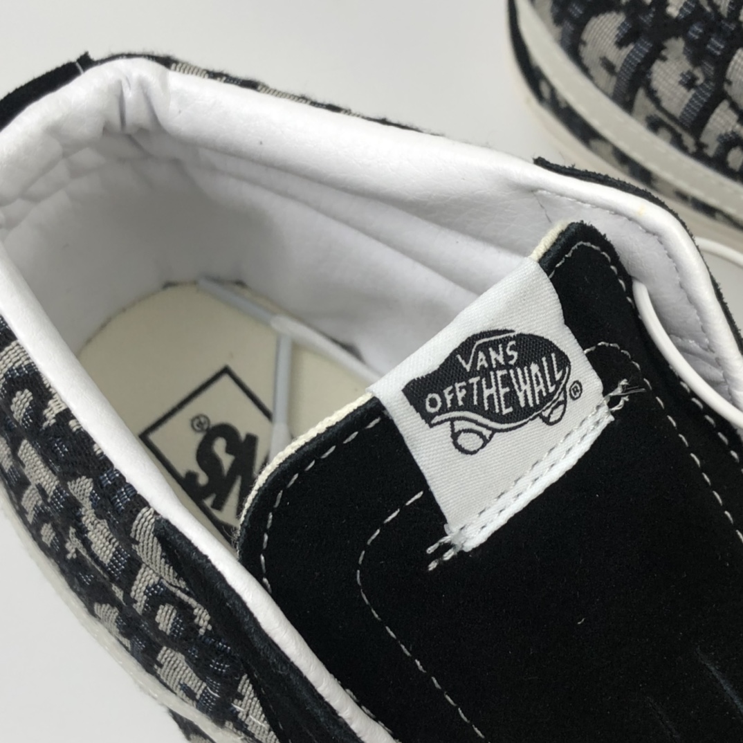 150 Dior x Vans Sk8-Mid “经典黑刺绣CD重影”万斯中帮迪奥联名板鞋 VN0A3WHDRB23