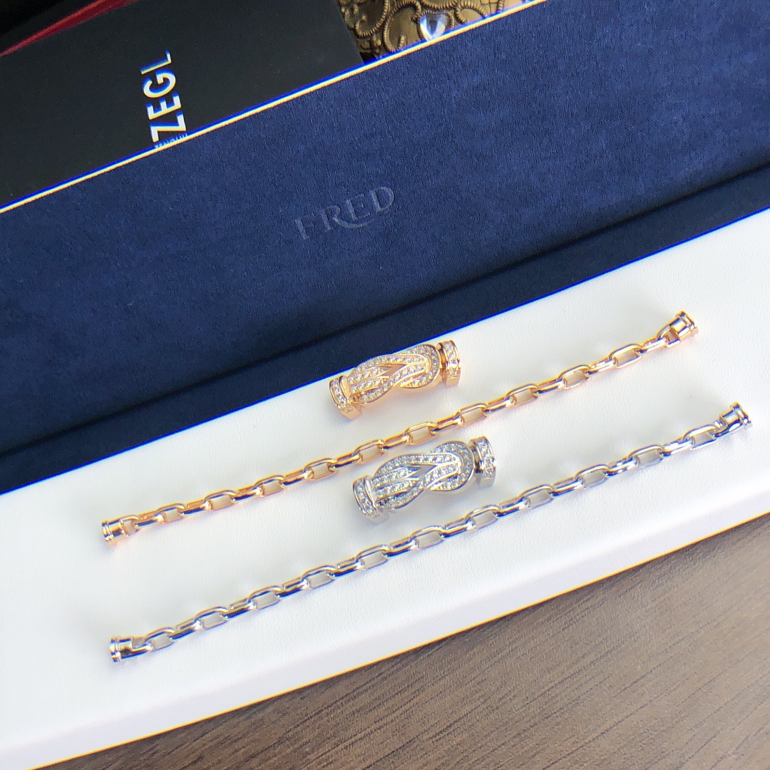 满钻特大号Fred 8字手链～这款最近被李佳琪给带红了 其实两年前就有啦FRED金链子相对于尼龙钢丝绳系