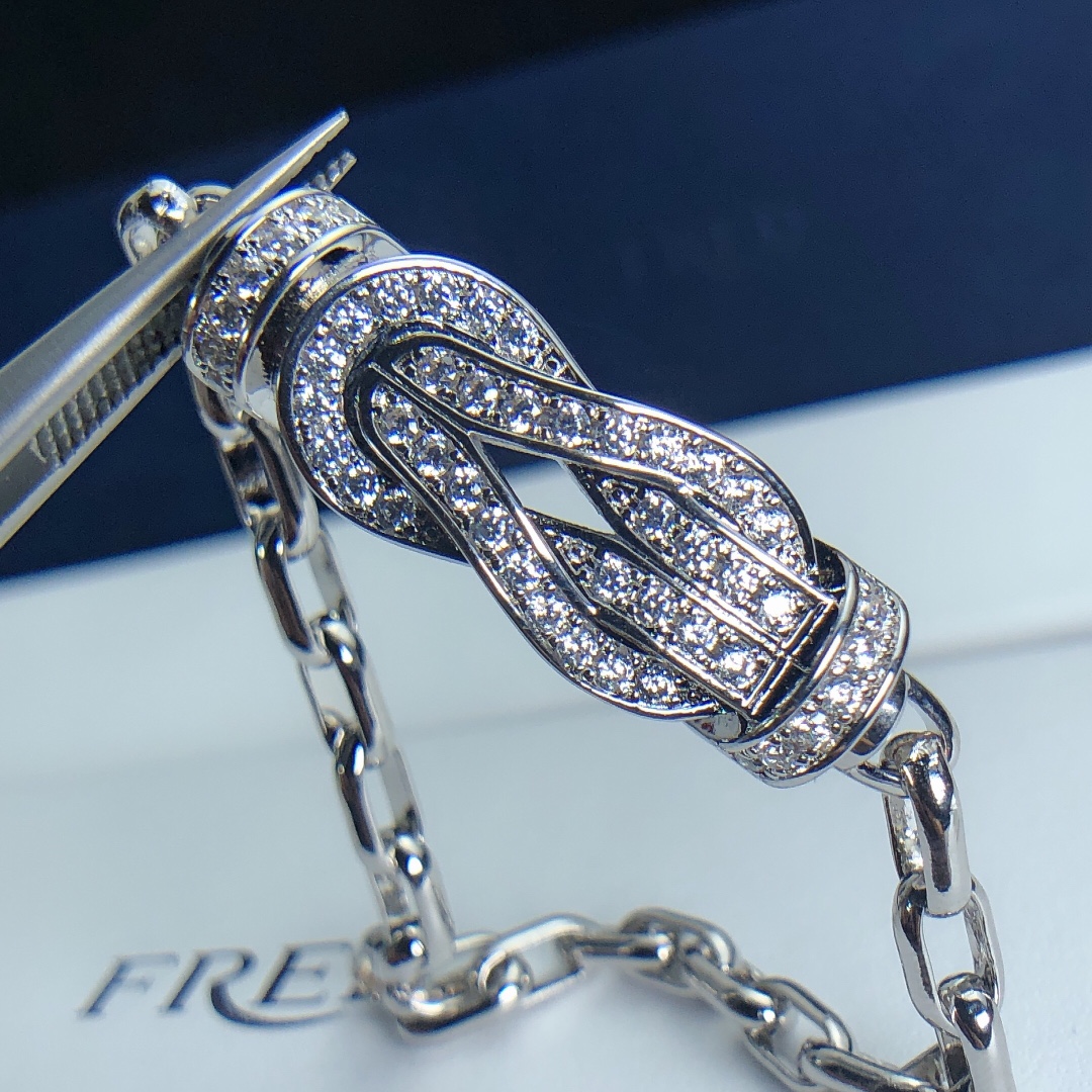 满钻特大号Fred 8字手链～这款最近被李佳琪给带红了 其实两年前就有啦FRED金链子相对于尼龙钢丝绳系