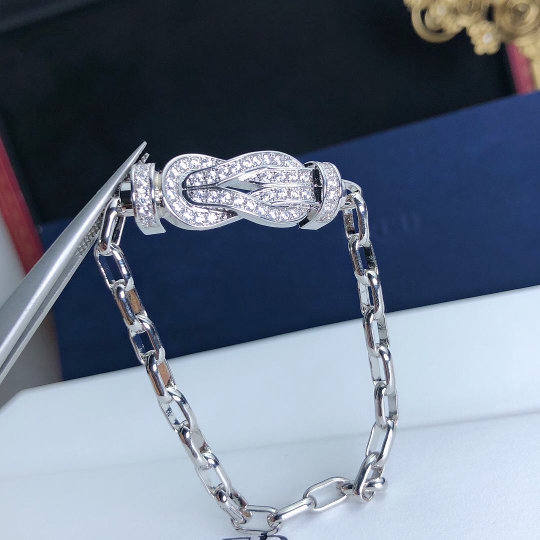 满钻特大号Fred 8字手链～这款最近被李佳琪给带红了 其实两年前就有啦FRED金链子相对于尼龙钢丝绳系