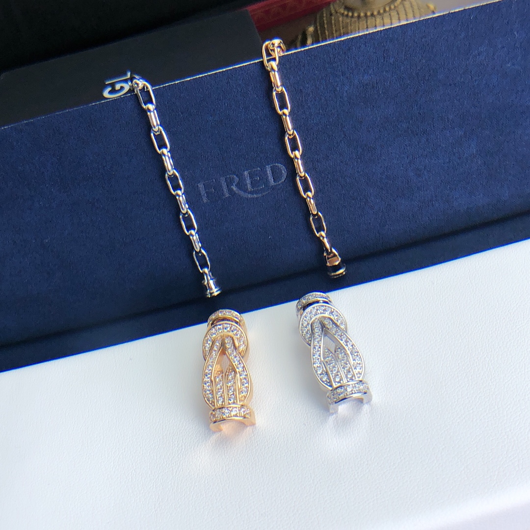 满钻特大号Fred 8字手链～这款最近被李佳琪给带红了 其实两年前就有啦FRED金链子相对于尼龙钢丝绳系