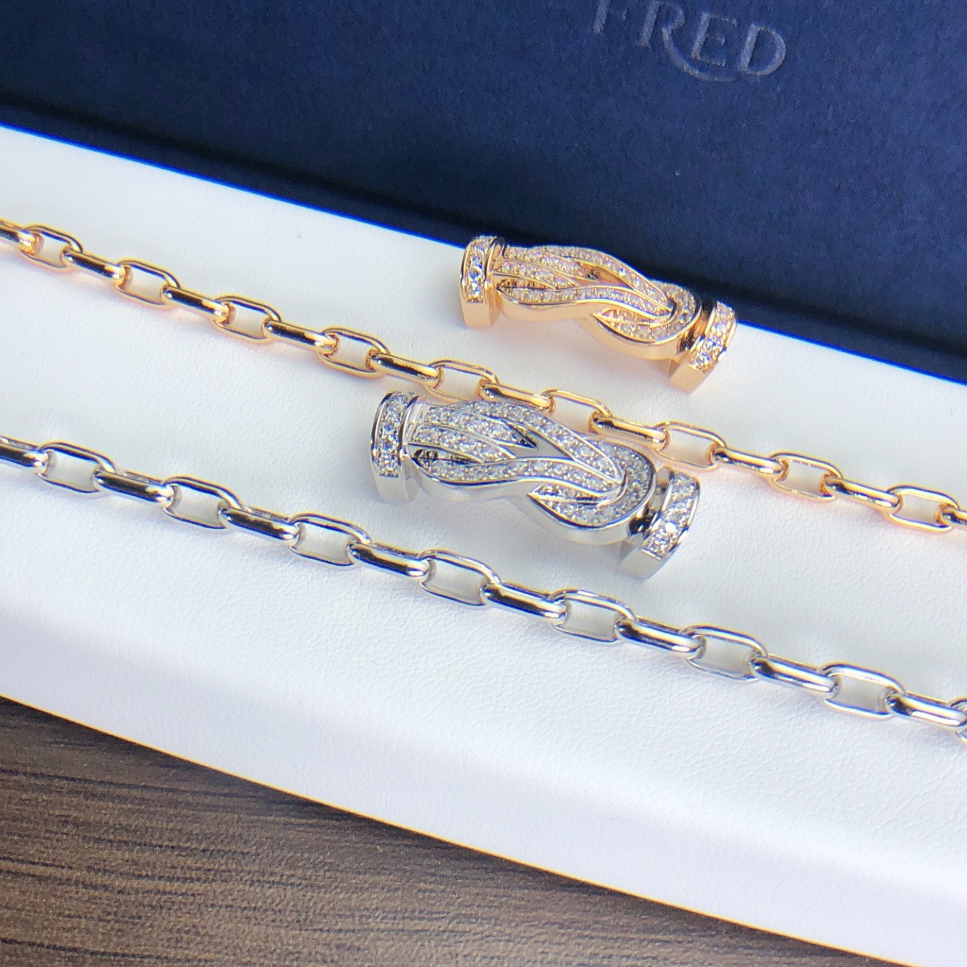 满钻特大号Fred 8字手链～这款最近被李佳琪给带红了 其实两年前就有啦FRED金链子相对于尼龙钢丝绳系
