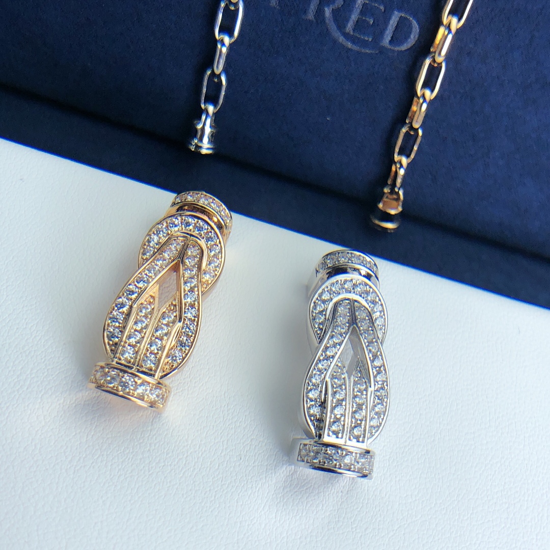 满钻特大号Fred 8字手链～这款最近被李佳琪给带红了 其实两年前就有啦FRED金链子相对于尼龙钢丝绳系