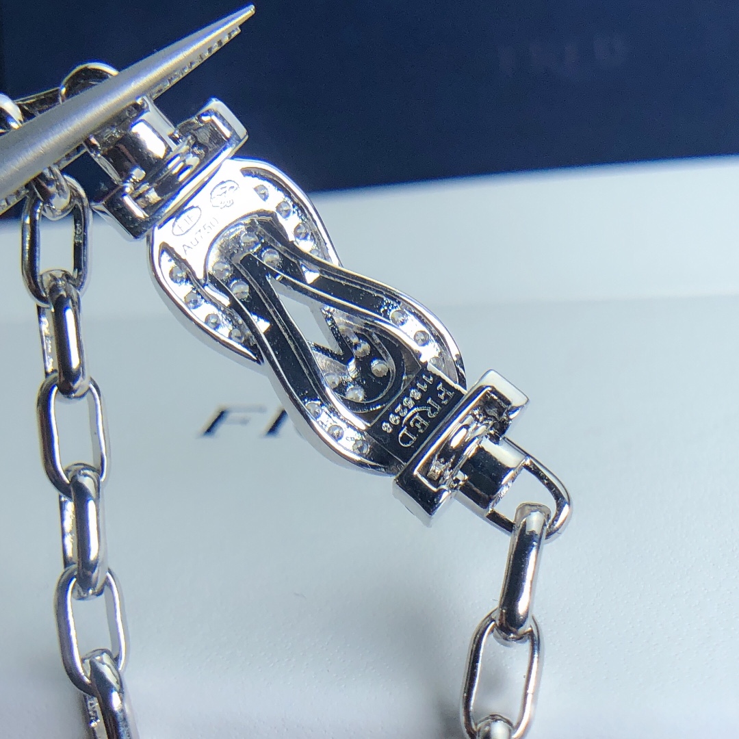 满钻特大号Fred 8字手链～这款最近被李佳琪给带红了 其实两年前就有啦FRED金链子相对于尼龙钢丝绳系