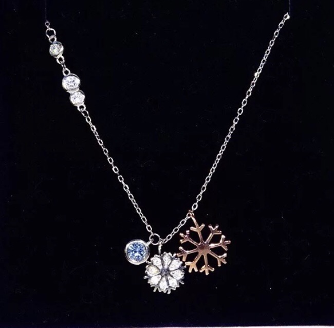 批💰 90 官方货号:5169397 【专柜品质】 施华世洛奇Swarovski,双色时尚雪花项链锁骨链,浪漫风格为灵感,既甜美又可爱,附带全套专包柜装,条码防伪可扫,专柜小票。