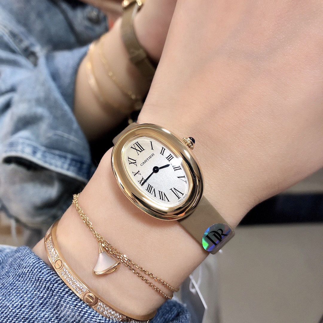 NO:157124,DR Factory exclusively launched the entire network. Baignoire bathtub series watches, elegant European-style bathtub shape, perfectly interpret Cartier's classic aesthetics, and the renewal power of watch design emerges. Another classic bathtub series of Kajia is shocked when he gets the real thing, and he has a high appearance!  The oval appearance feels like an elegant European-style bathtub, which is so beautiful!  Baignoire bathtub series watch, small watch, quartz movement. Inlaid with a cabochon sapphire. Silver-plated dial, sword-shaped blue steel hand, sapphire crystal mirror. Gray-brown crocodile leather strap. Case size 32x26mm Thickness 8mm Waterproof depth 3 bar (about 30 meters) living waterproof. Crocodile leather, cartier, crocodile skin19860909DR工厂 全网独家首发 Baignoire浴缸系列腕表,典雅欧风浴缸形状,完美演绎卡地亚的经典美学,涌现腕表设计的焕新力量 卡家又一经典之作浴缸系列.实物拿到手的时候大吃一惊,颜值高 ！椭圆外型的感觉正是典雅欧风浴缸形状,这也太好看了吧！ Baignoire浴缸系列腕表,小号表款,石英机芯.镶嵌一颗凸圆形蓝宝石.镀银表盘,剑形蓝钢指针,蓝宝石水晶镜面.灰褐色鳄鱼皮表带. 表壳尺寸32x26毫米 厚度8毫米 防水深度3巴（约30米）生活防水. 鳄鱼皮,,cartier,crocodile skin,Watch