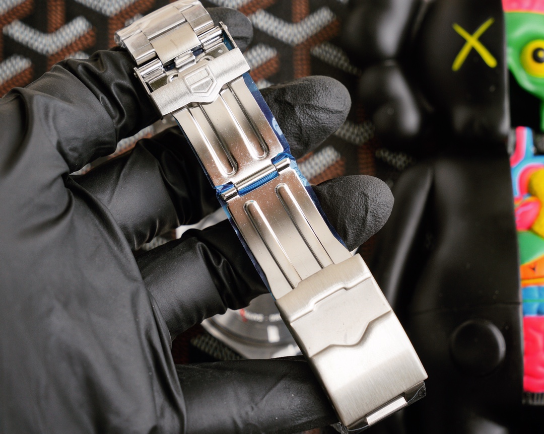 泰格豪雅TAGHeuer特别款腕表搭载日本多功能vk石英计时机芯喷砂精钢镌刻装饰图案旋入式表冠单向旋转表