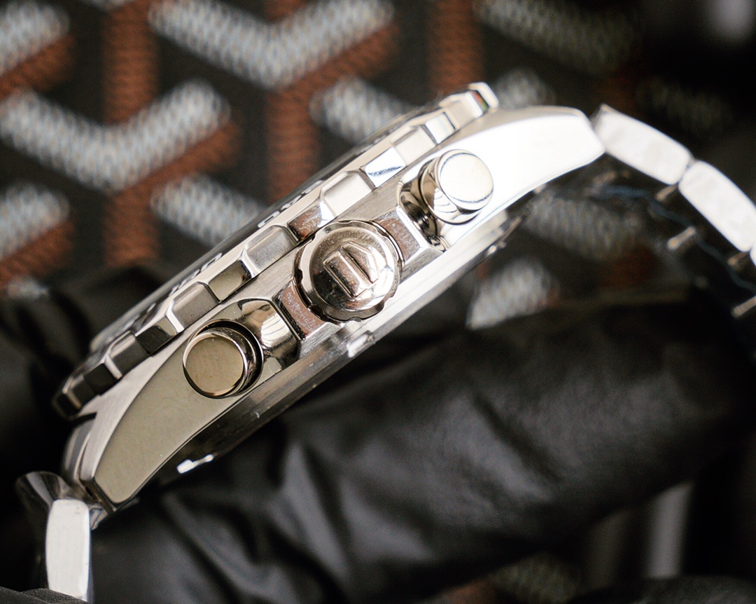 泰格豪雅TAGHeuer特别款腕表搭载日本多功能vk石英计时机芯喷砂精钢镌刻装饰图案旋入式表冠单向旋转表