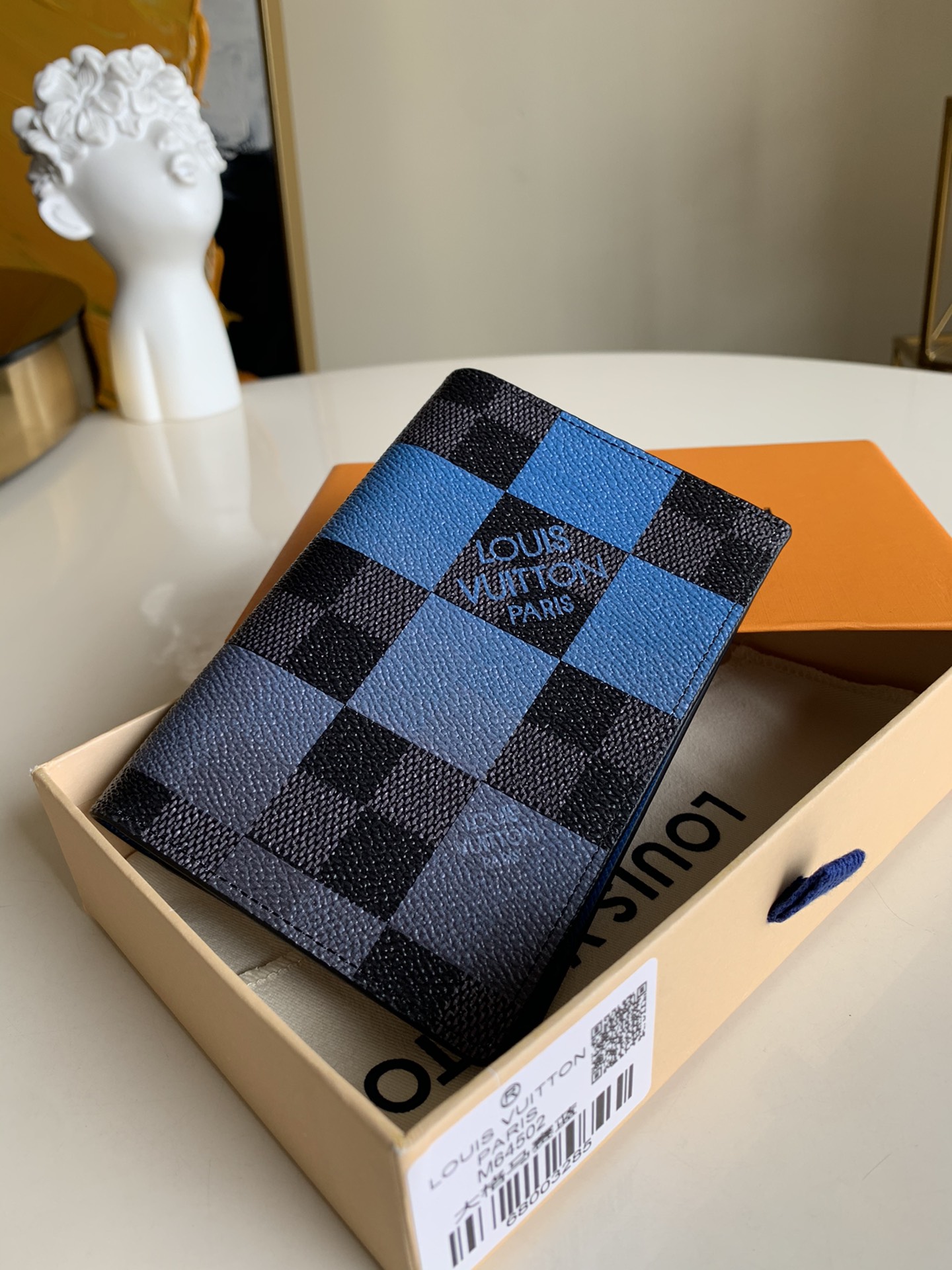 NO:396087,[Exclusive real photo N64502 large grid] Passport clip is an excellent companion for fashionable travel. Luxurious grained calf leather lining, multi-component structure inside, classic travel accessories. Buy this elegant passport cover into a cute avatar. 10.0 x 14.0 x 2.5 cm U., LV [original leather], louis vuitton, louis vuitton, cowhide19860909【独家实拍N64502大格】护照夹 时尚出行的绝佳伴侣.质感奢华的粒纹小牛皮内衬,内部多隔层构造,风格经典的旅行配饰.挎着华丽的路易威登手袋大肆采购将此款优雅的护照套变为可爱的化身.10.0 x 14.0 x 2.5 cm U.,LV【原厂皮】,louis vuitton,louis vuitton,cowhide,Bag